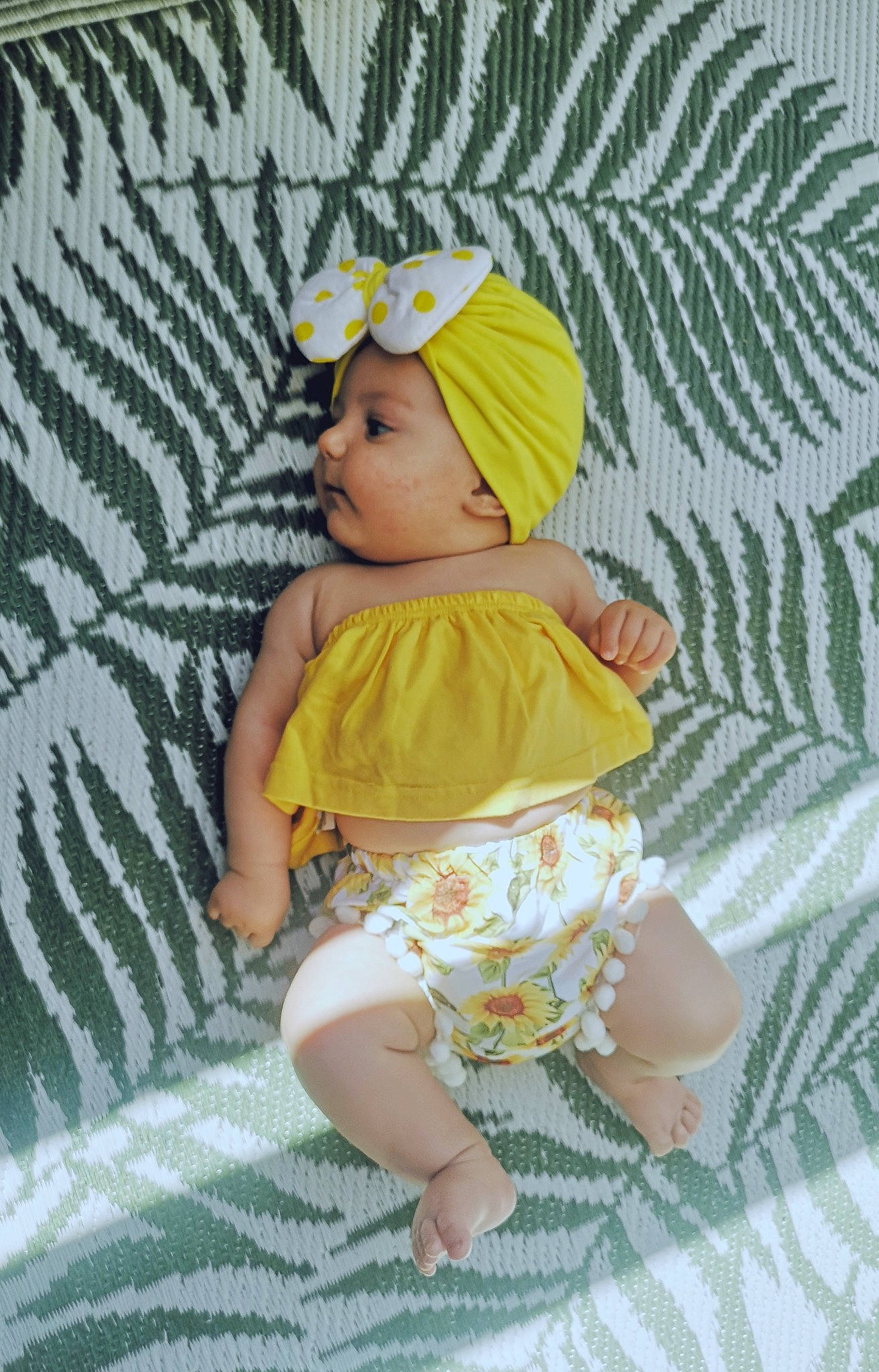 Maysa-nur a rejoint le concours — aidez-le/la à gagner de superbes lots ! baby, baby_toddler_clothing, beanie, cap, child, eye, grass, hat, headgear, human_leg, knit_cap, linens, pattern, people_in_nature, person, sitting, sleeve, sun_hat, t_shirt, thigh