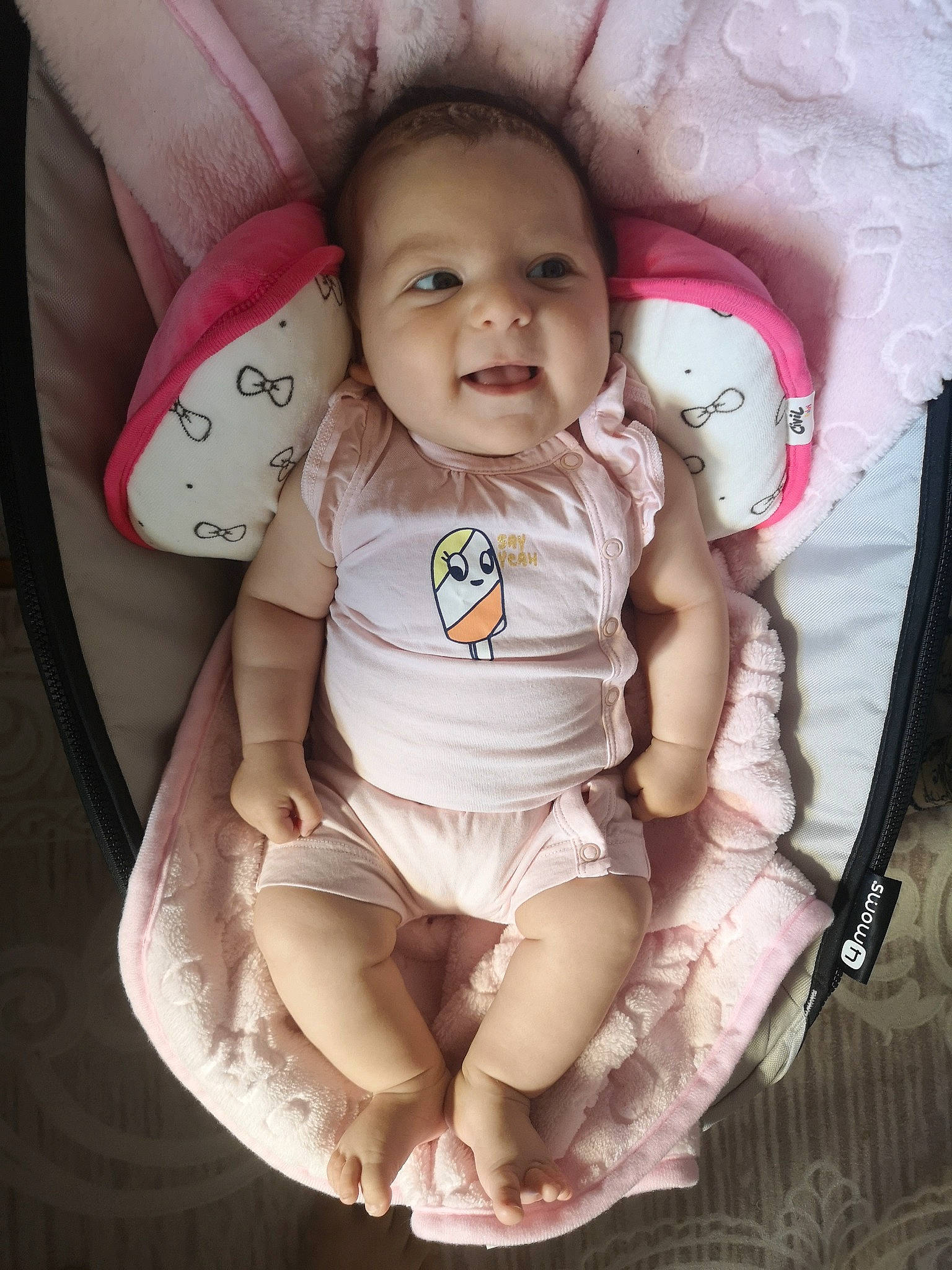 Maysa-nur participe au concours pour gagner de l'argent avec cette photo : auto_part, baby, baby_carriage, baby_products, baby_safety, baby_toddler_clothing, car_seat, cheek, comfort, eye, finger, hand, happy, person, pink, product, skin, smile, thumb, toddler