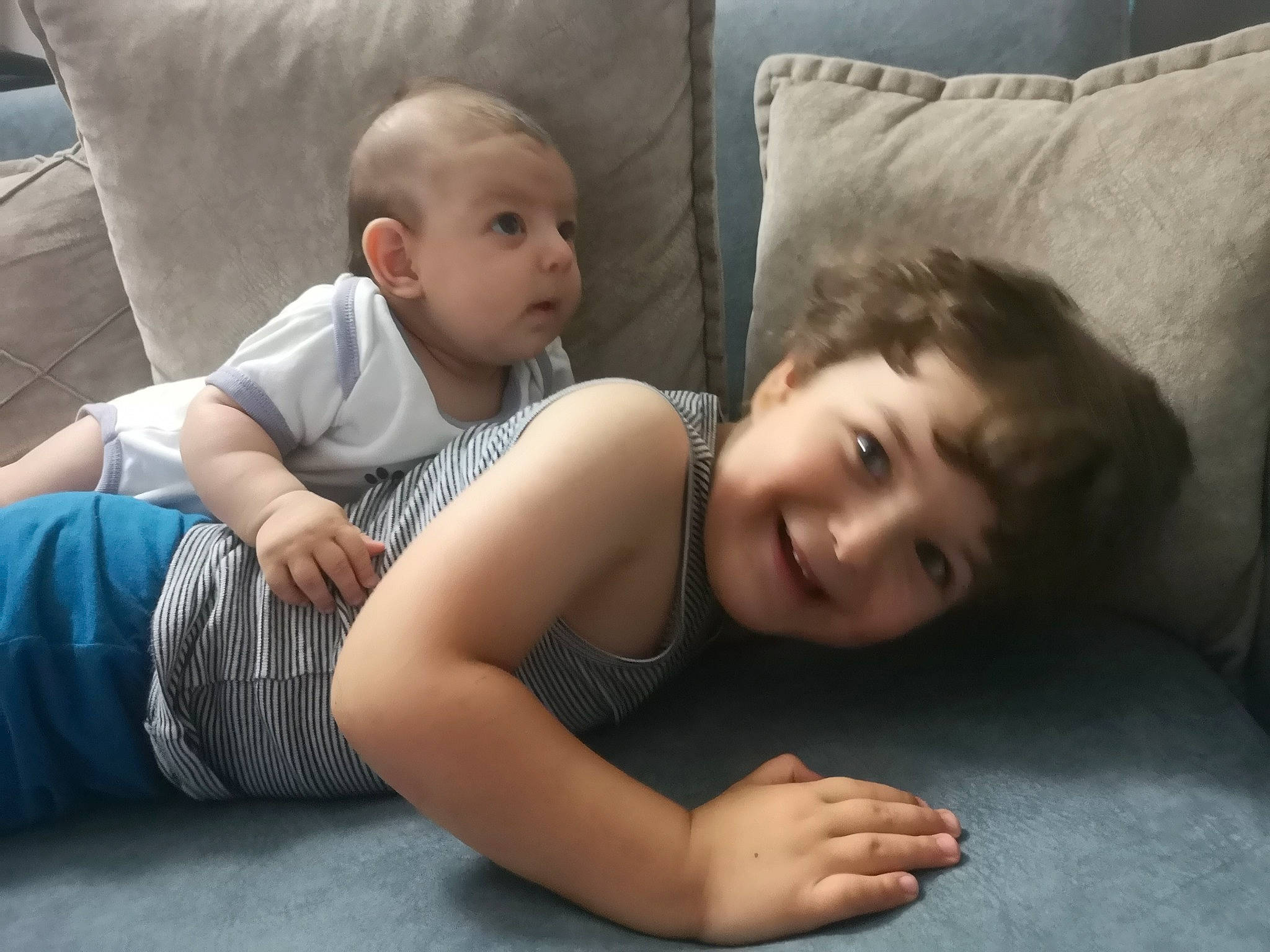 Mahir-alp participe au concours pour gagner de l'argent avec cette photo : arm, baby, comfort, face, facial_expression, finger, flash_photography, floor, flooring, hairstyle, hand, happy, head, joy, leg, mammal, person, skin, smile, toddler