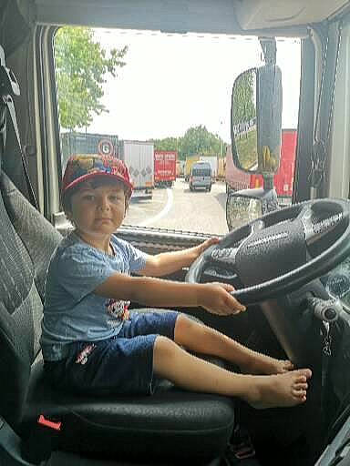 Mahir-alp participe au concours pour gagner de l'argent avec cette photo : automotive_design, automotive_exterior, automotive_mirror, automotive_tire, car, car_seat, car_seat_cover, headgear, headwear, land_vehicle, leisure, mode_of_transport, motor_vehicle, person, shorts, sky, steering_part, steering_wheel, tree, vehicle