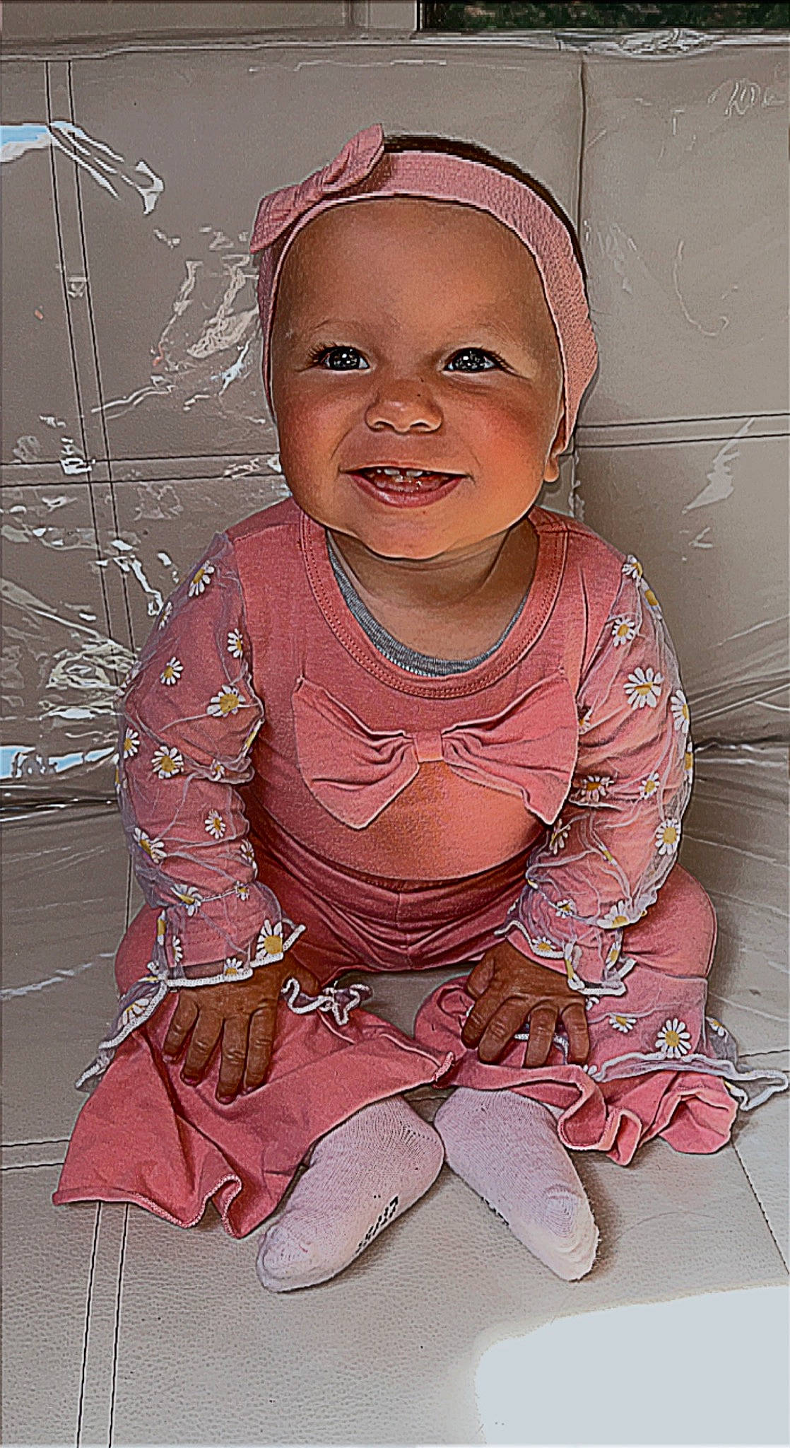 Hailey a rejoint le concours — aidez-le/la à gagner de superbes lots ! art, baby, baby_toddler_clothing, cheek, child, dress, facial_expression, hairstyle, happy, head, joy, lip, nose, organ, person, pink, product, skin, sleeve, smile