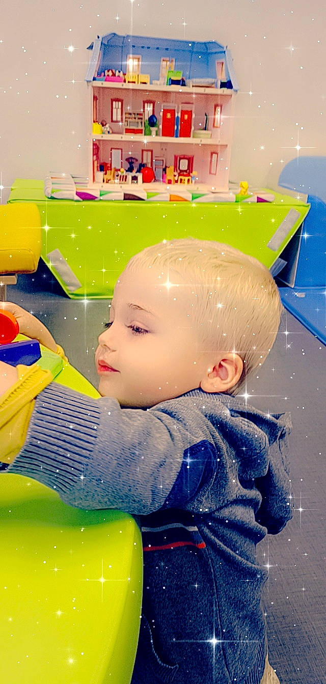 Mathéo participe au concours pour gagner de l'argent avec cette photo : baby, baby_playing_with_toys, baby_products, baby_toddler_clothing, baby_toys, child, fun, happy, illustration, leisure, person, plastic, play, room, shelf, sitting, toddler, toy