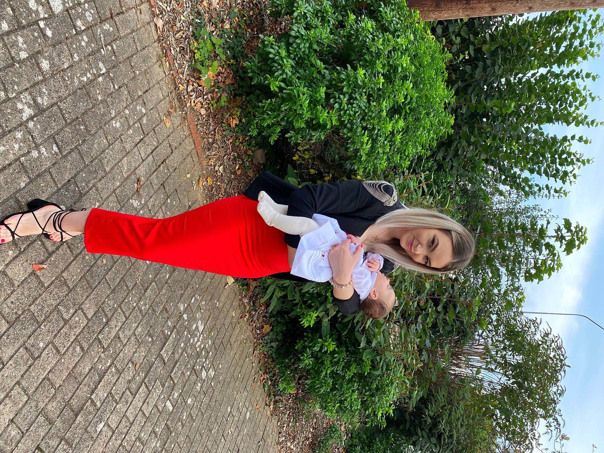 Miruna is registered to the contest to win money with this photo: flooring, fun, garden, grass, happy, hat, human_leg, joy, knee, leisure, people_in_nature, person, plant, shadow, shoe, shrub, sidewalk, sky, smile, thigh