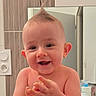 Tymaël a rejoint le concours — aidez-le/la à gagner de superbes lots ! baby, child, smiling, clapping, mohawk, bathroom, mirror, toiletries, skin, happy, cute, infant, person, young_child, towel, face, head, expression, indoors, portrait