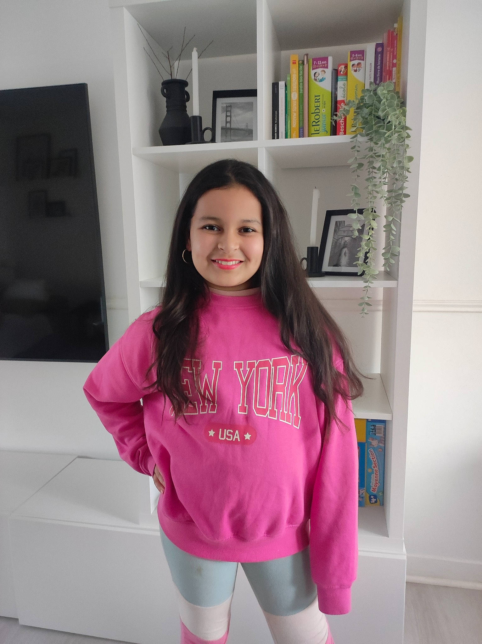 Lyna participe au concours pour gagner de l'argent avec cette photo : active_pants, fashion, human_leg, joint, joy, knee, long_hair, magenta, person, picture_frame, pink, selfie, shorts, skin, sleeve, smile, sportswear, standing, t_shirt, thigh