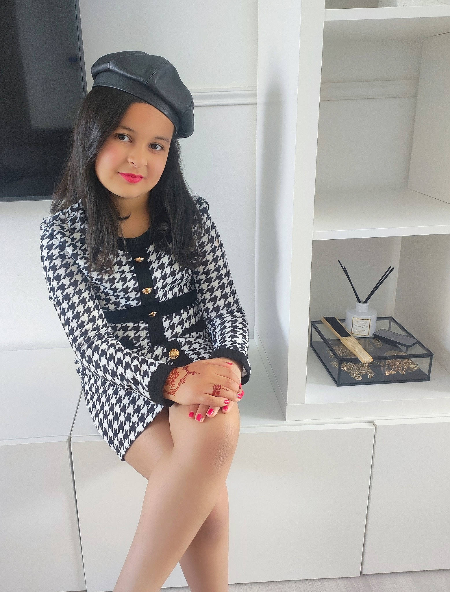 Lyna participe au concours pour gagner de l'argent avec cette photo : automotive_design, baseball_cap, black_hair, blazer, cap, collar, eyewear, fashion_design, fashion_model, flash_photography, hat, headwear, joy, knee, leg, neck, outerwear, person, sleeve, smile