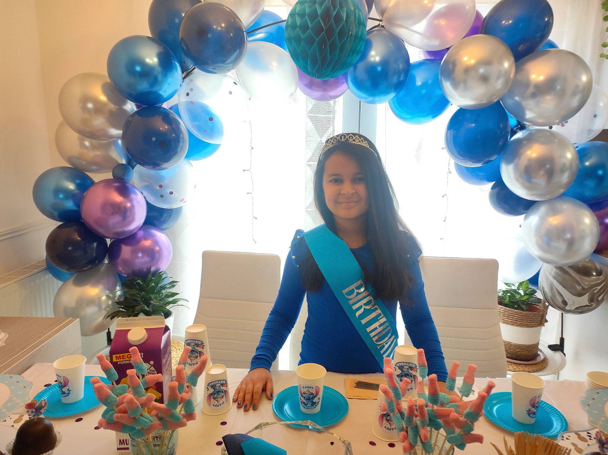 Lyna participe au concours pour gagner de l'argent avec cette photo : aqua, azure, balloon, beauty, blue, community, decoration, electric_blue, event, fun, happy, joy, light, lighting, party, party_supply, people, person, photograph, smile