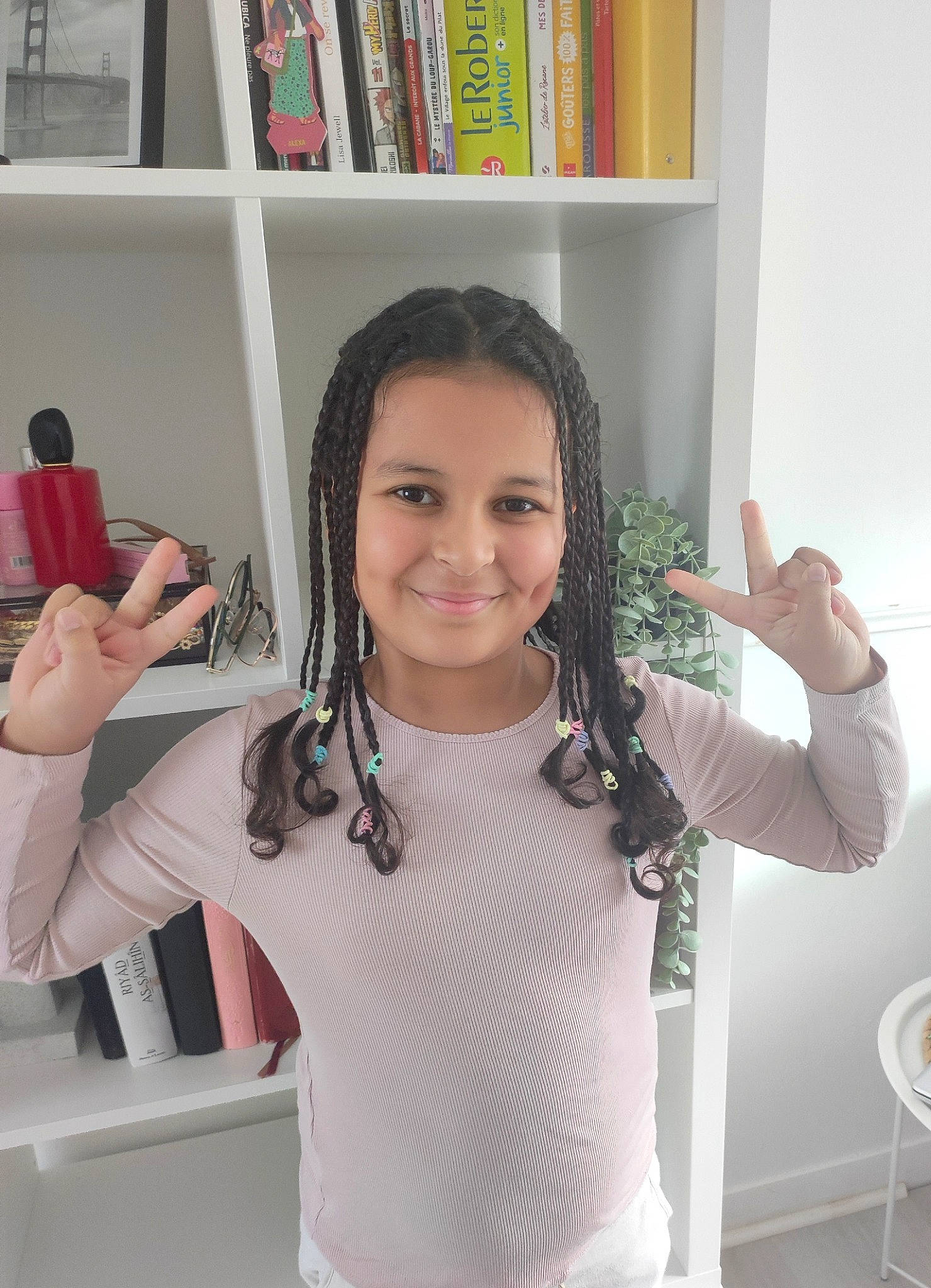 Lyna a rejoint le concours — aidez-le/la à gagner de superbes lots ! arm, bookcase, event, eye, eyebrow, fashion_accessory, fashion_design, finger, fun, gesture, hairstyle, hand, happy, joint, joy, person, shelf, shelving, shoulder, sleeve