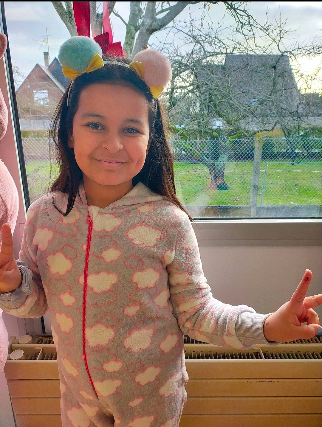 Lyna participe au concours pour gagner de l'argent avec cette photo : balloon, child, event, flag, fun, gesture, grass, happy, joy, leisure, pattern, person, plant, room, sitting, skin, sleeve, smile, thumb, toddler