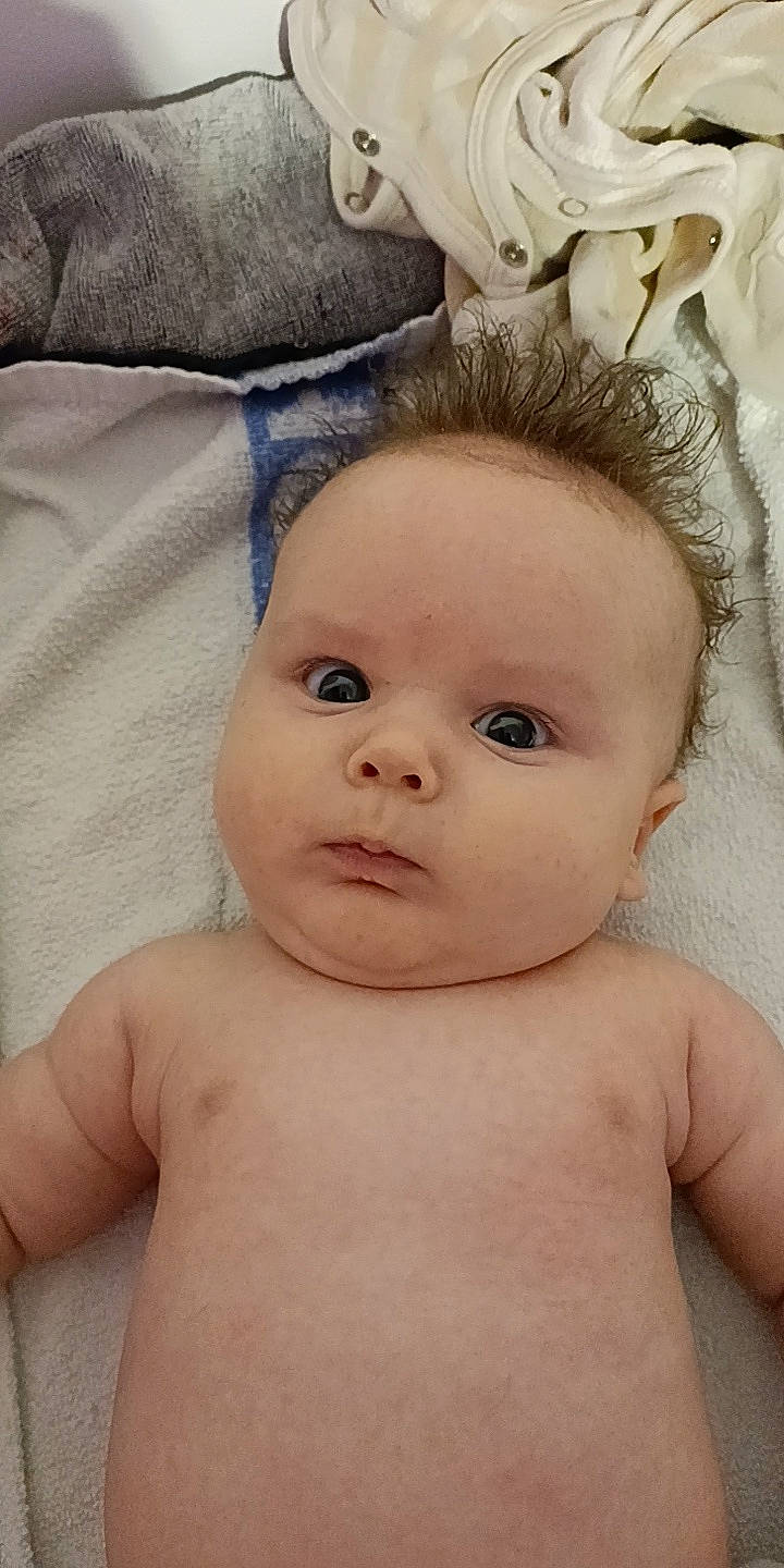 Sulyvahn participe au concours pour gagner de l'argent avec cette photo : arm, baby, cheek, chin, eye, eyebrow, eyelash, face, hair, hairstyle, head, human_body, iris, lip, mammal, mouth, nose, person, skin, stomach