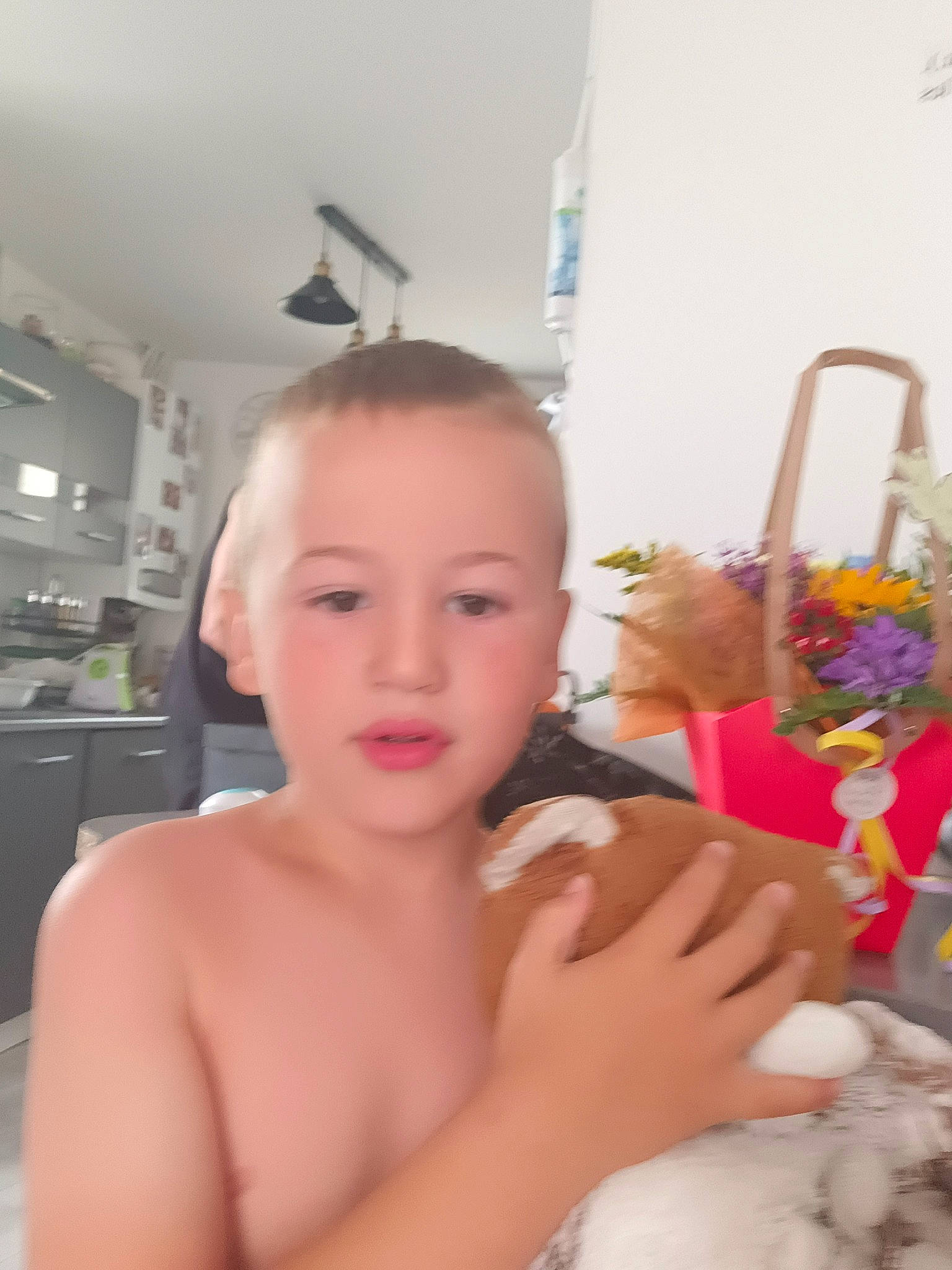 Tiago a rejoint le concours — aidez-le/la à gagner de superbes lots ! abdomen, barechested, bathing, buzz_cut, chest, child, ear, event, eyelash, finger, flooring, fun, gesture, happy, home_appliance, nail, person, room, skin, thumb