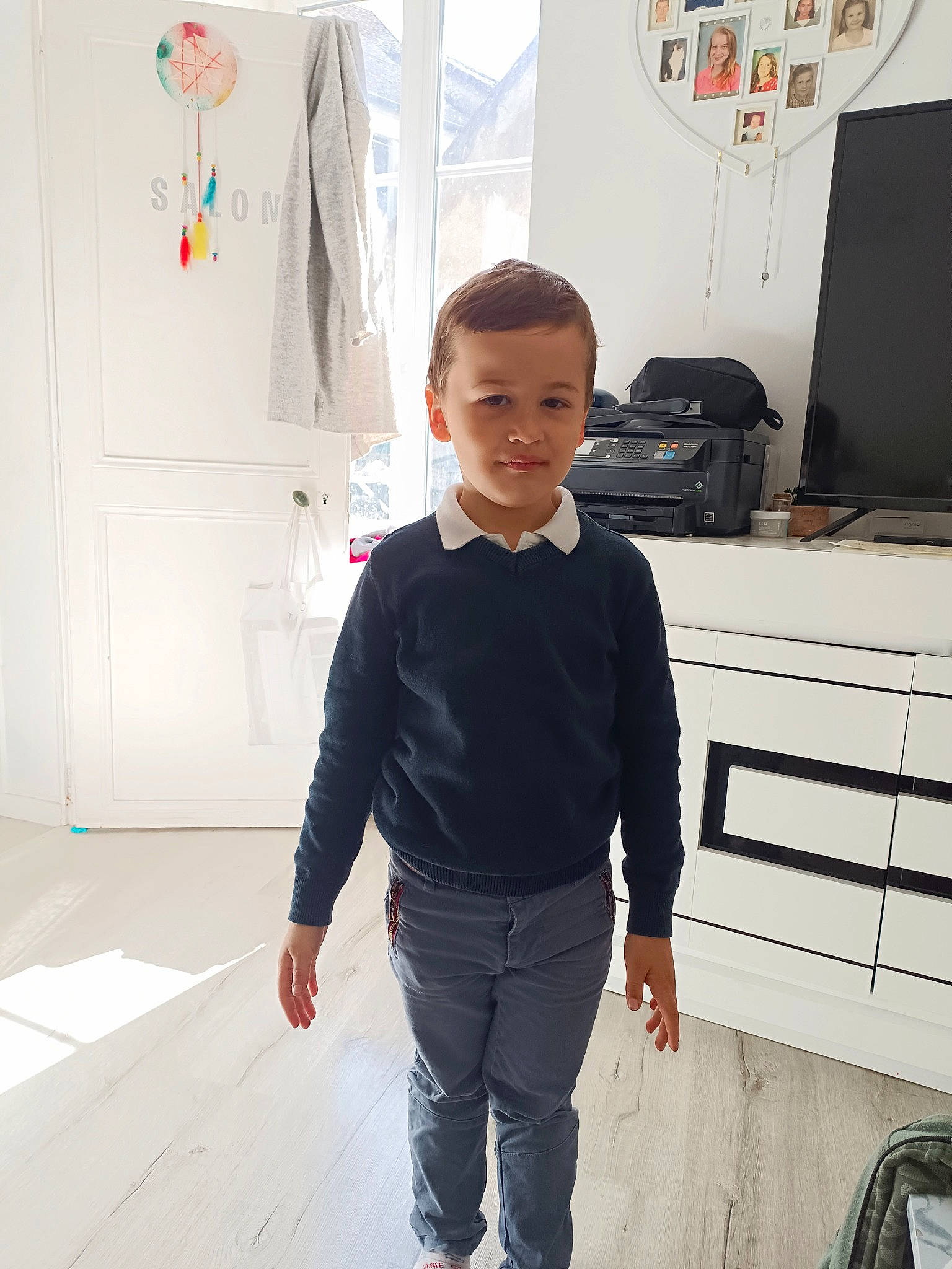Tiago participe au concours pour gagner de l'argent avec cette photo : child, computer_monitor, denim, door, floor, flooring, happy, joint, joy, leg, person, shoulder, sleeve, snapshot, standing, street_fashion, t_shirt, toddler, trunk, waist