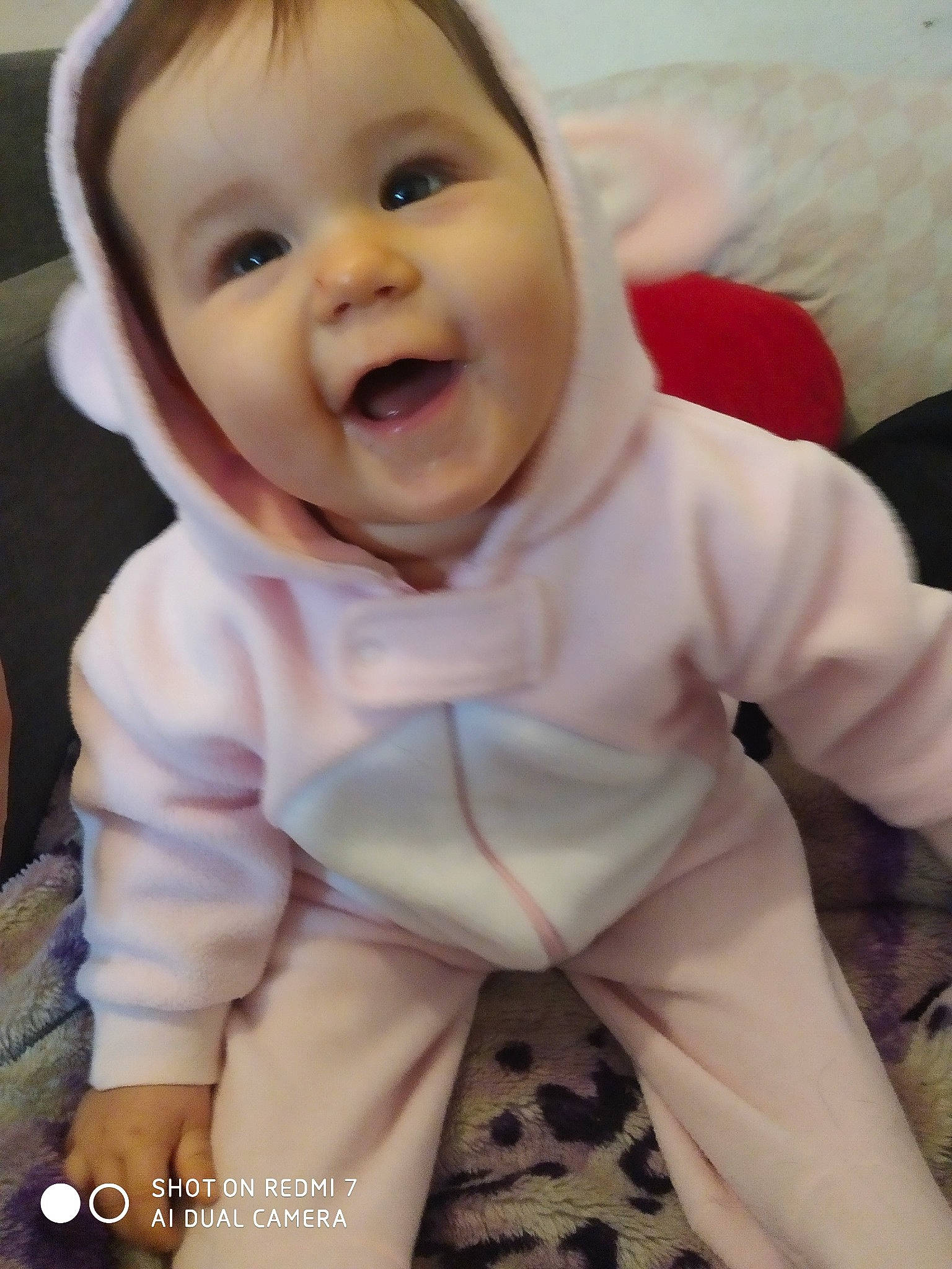 Ylona a rejoint le concours — aidez-le/la à gagner de superbes lots ! baby, baby_laughing, baby_making_funny_faces, baby_toddler_clothing, cheek, child, facial_expression, head, laugh, lip, mouth, nose, person, skin, sleeve, smile, toddler