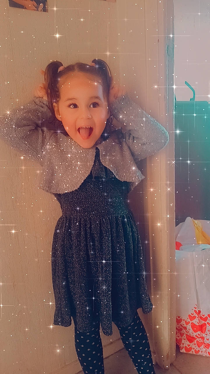 Ylona a rejoint le concours — aidez-le/la à gagner de superbes lots ! baby_toddler_clothing, cheek, child, embellishment, fashion_design, fun, happy, head, human_body, outerwear, pattern, person, pink, skin, sleeve, smile, snow, standing, toddler, window