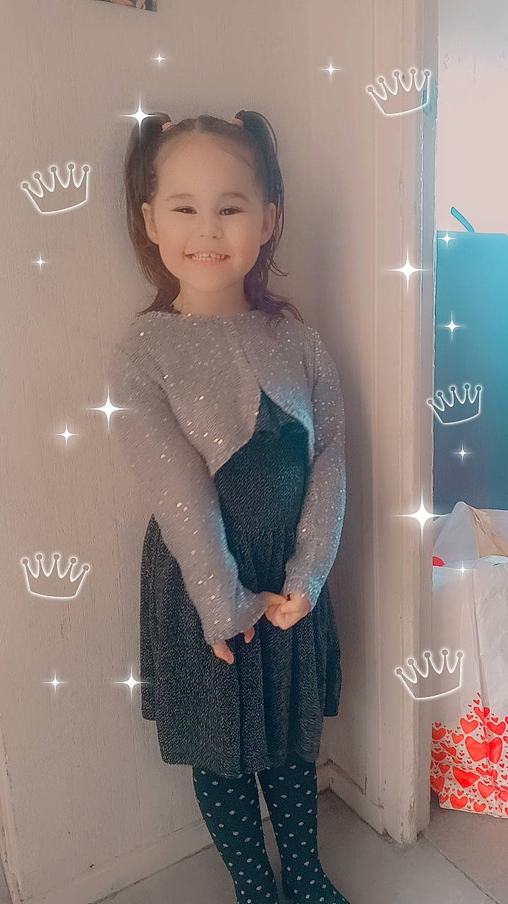 Ylona a rejoint le concours — aidez-le/la à gagner de superbes lots ! abdomen, cocktail_dress, dress, electric_blue, eye, eyelash, fashion_accessory, fashion_design, flooring, formal_wear, hairstyle, jewellery, joint, joy, pattern, person, shoulder, sleeve, textile, thigh