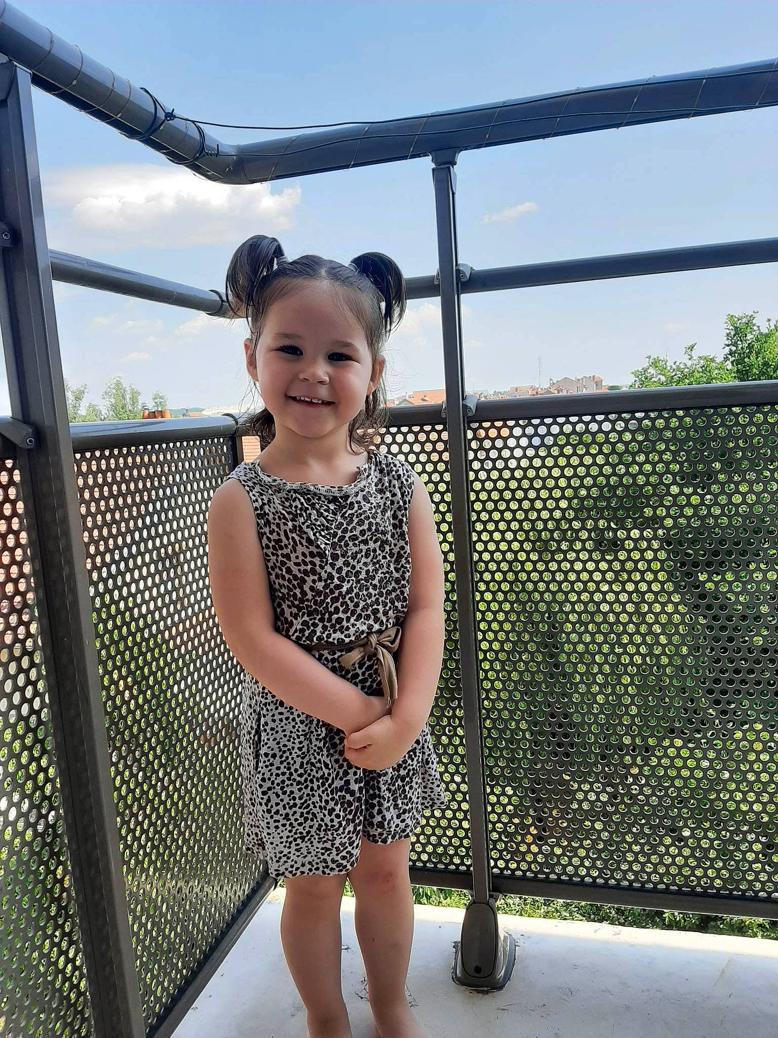 Ylona a rejoint le concours — aidez-le/la à gagner de superbes lots ! day_dress, dress, fence, flash_photography, fun, happy, human_leg, joy, leg, leisure, line, metal, pattern, people_in_nature, person, recreation, sky, smile, toddler, travel