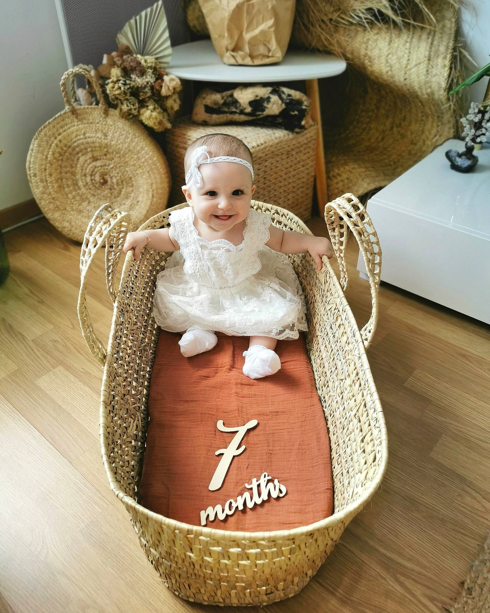 Kate a rejoint le concours — aidez-le/la à gagner de superbes lots ! art, baby_products, basket, chair, child, comfort, eyewear, fashion_accessory, hair_accessory, happy, headgear, headpiece, headwear, jewellery, joy, metal, oval, person, room, sitting