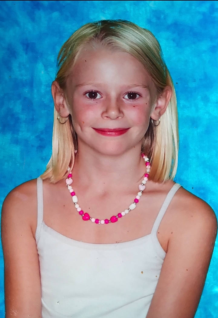 Enola participe au concours pour gagner de l'argent avec cette photo : brown_hair, cheek, chest, chin, clothing, eyebrow, eyelash, flash_photography, fun, hair, happy, head, iris, joy, lip, long_hair, neck, person, pink, shoulder