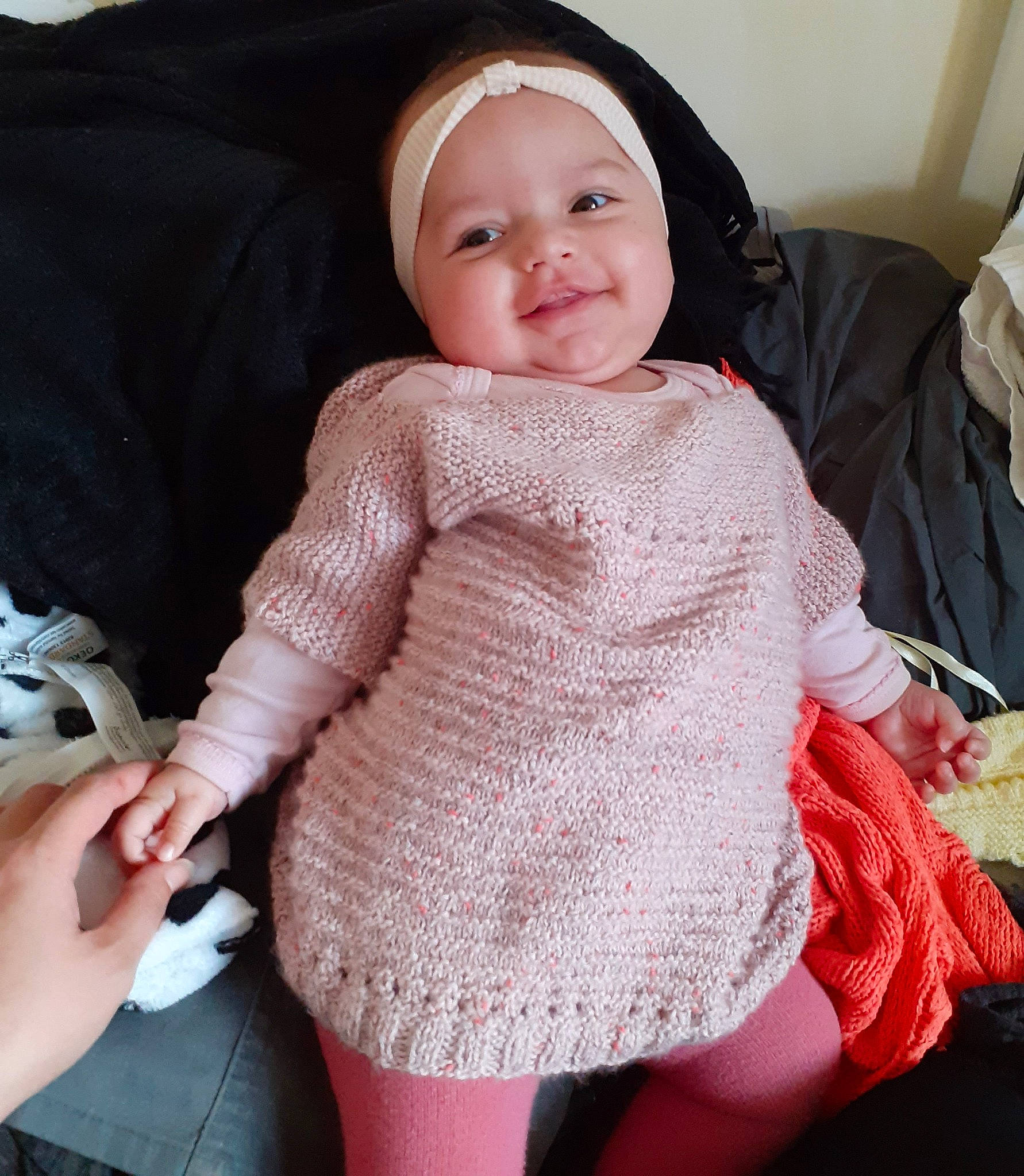 Loreleï a rejoint le concours — aidez-le/la à gagner de superbes lots ! baby, baby_carriage, baby_toddler_clothing, car_seat, comfort, dress, eye, finger, headwear, human_body, joy, knee, lap, lip, neck, person, shoulder, skin, sleeve, smile