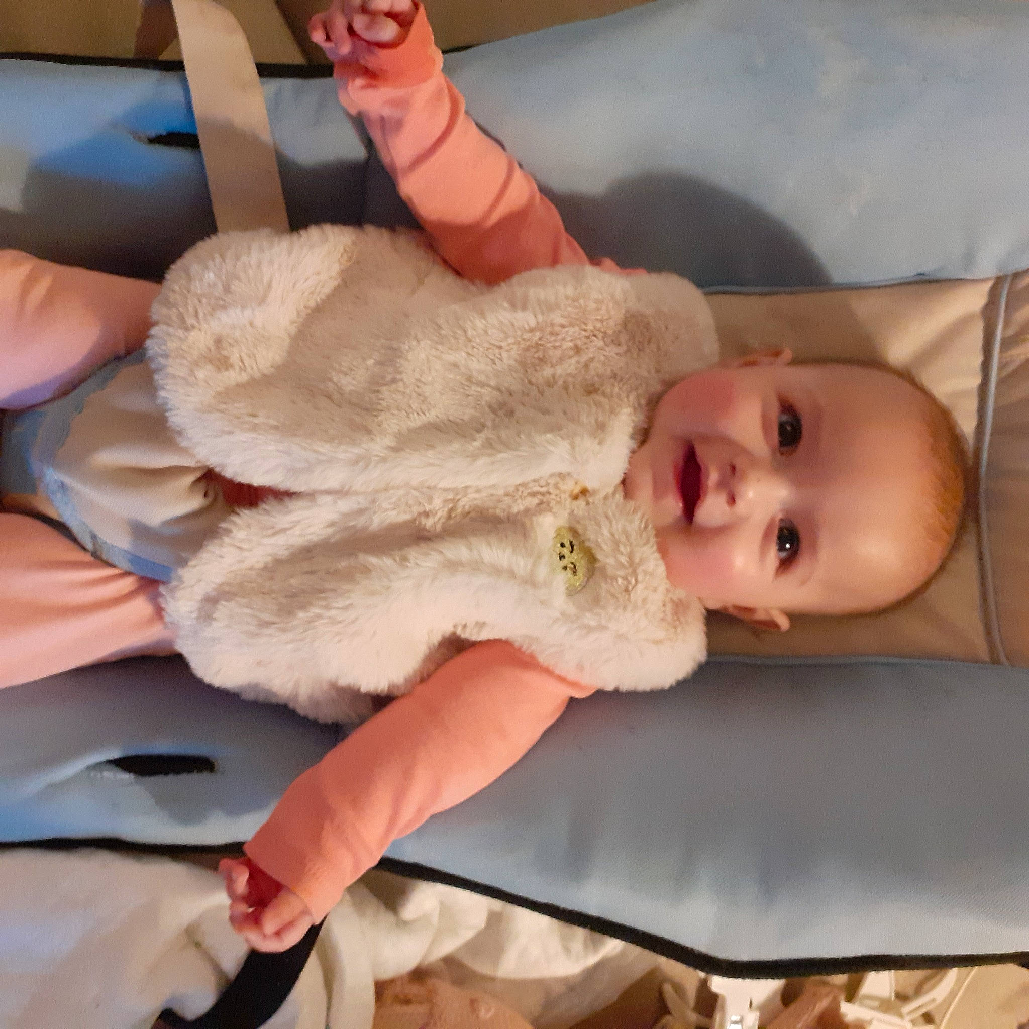 Loreleï a rejoint le concours — aidez-le/la à gagner de superbes lots ! baby, baby_products, baby_toddler_clothing, cheek, child, comfort, ear, eyelash, fashion_accessory, finger, gesture, hand, headgear, iris, joy, lip, nail, person, skin, thumb