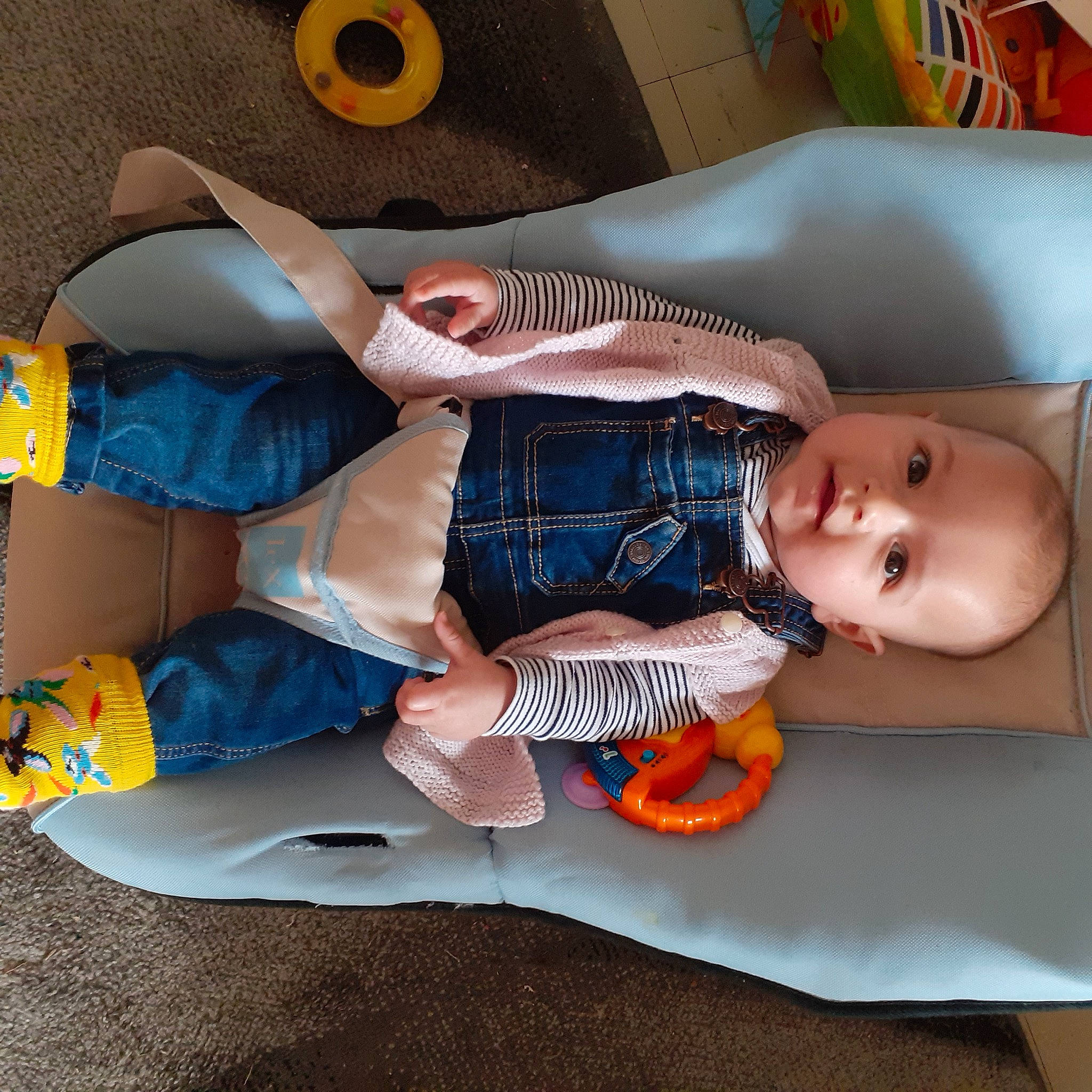 Loreleï participe au concours pour gagner de l'argent avec cette photo : baby, baby_products, baby_toddler_clothing, baby_toys, carmine, child, comfort, electric_blue, fun, lap, leg, mouth, orange, pattern, person, room, shipping_box, sitting, textile, toddler