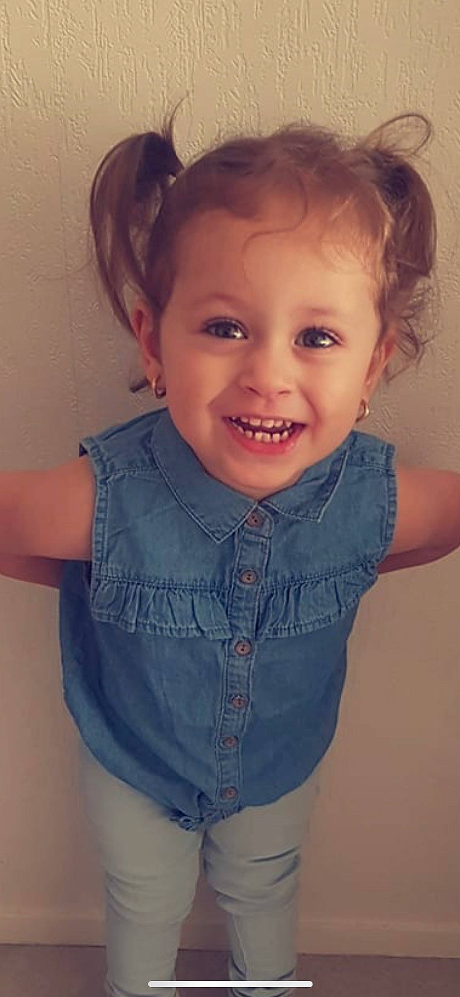 Maylie a rejoint le concours — aidez-le/la à gagner de superbes lots ! brown_hair, cheek, child, child_model, chin, denim, face, forehead, hair, hairstyle, head, jeans, joy, lip, neck, person, skin, smile, standing, textile