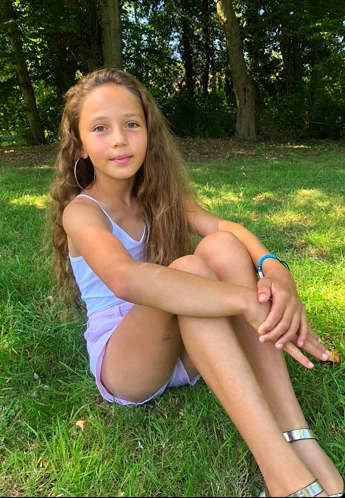 Anissa participe au concours pour gagner de l'argent avec cette photo : blond, dress, face, flash_photography, foot, grass, hair, happy, human_leg, knee, long_hair, people_in_nature, person, plant, shoe, shorts, smile, summer, sunlight, thigh