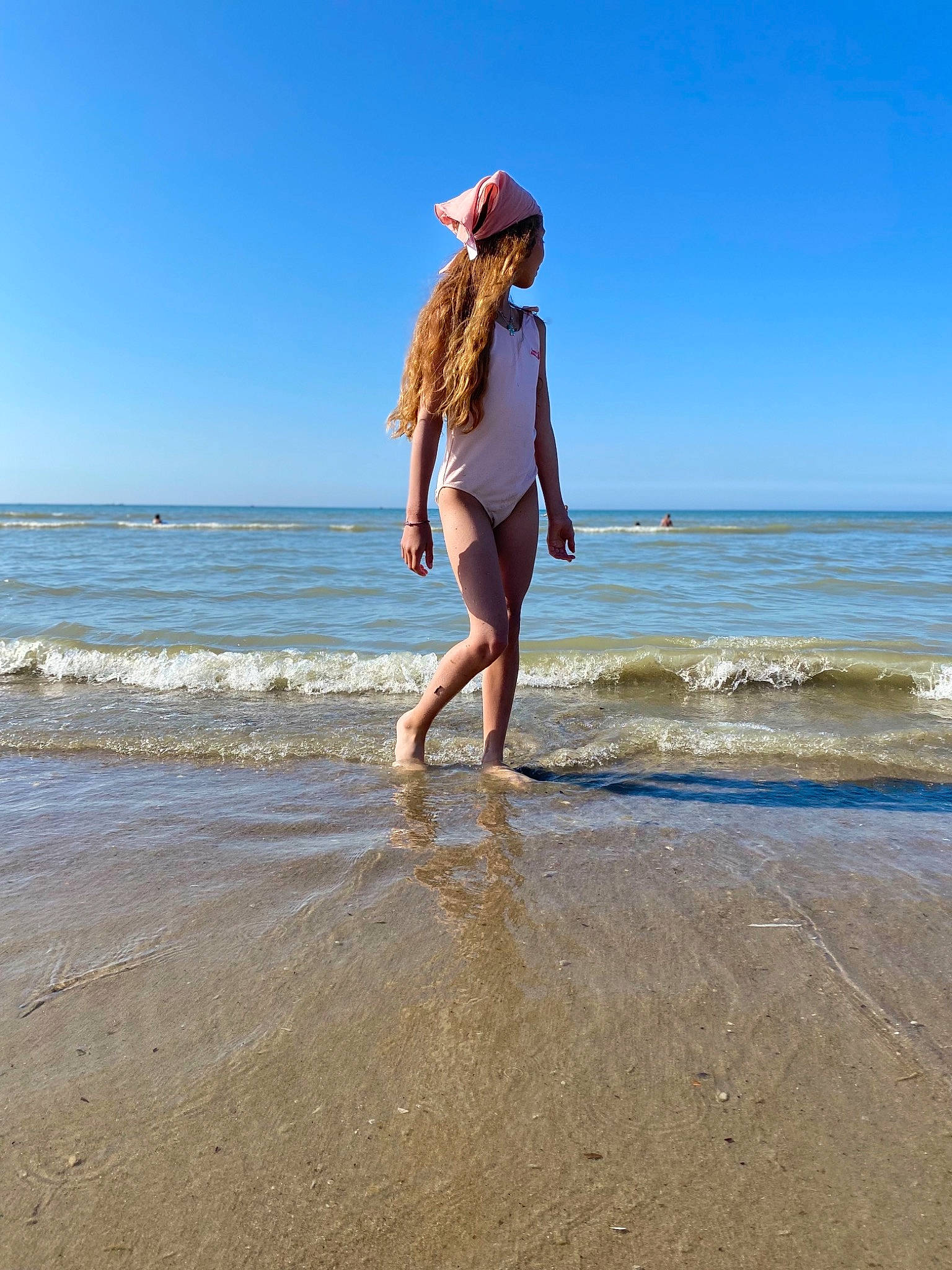 Anissa participe au concours pour gagner de l'argent avec cette photo : azure, barefoot, beach, coastal_and_oceanic_landforms, fedora, fun, gesture, happy, hat, horizon, lake, people_in_nature, people_on_beach, person, sand, sky, sun_hat, sunlight, thigh, water