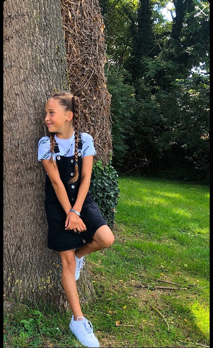 Anissa participe au concours pour gagner de l'argent avec cette photo : black_hair, day_dress, face, flash_photography, formal_wear, grass, happy, human_body, joy, knee, leg, leisure, long_hair, people_in_nature, person, plant, shoulder, street_fashion, thigh, tree