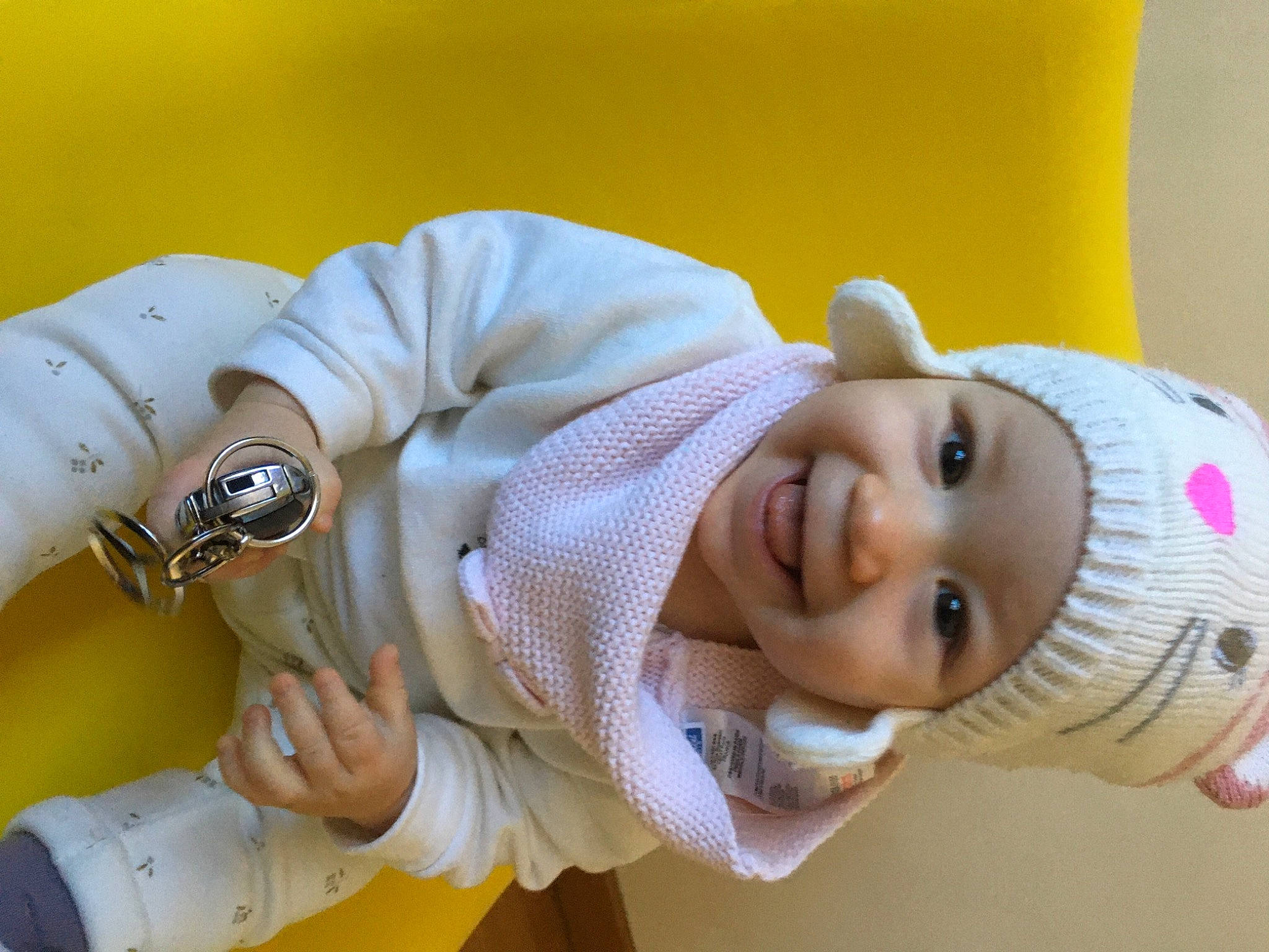 Maria a rejoint le concours — aidez-le/la à gagner de superbes lots ! arm, baby_products, child, comfort, eyelash, fashion_accessory, finger, gesture, happy, headgear, headwear, human_leg, joy, person, skin, sleeve, smile, toddler, uniform, white