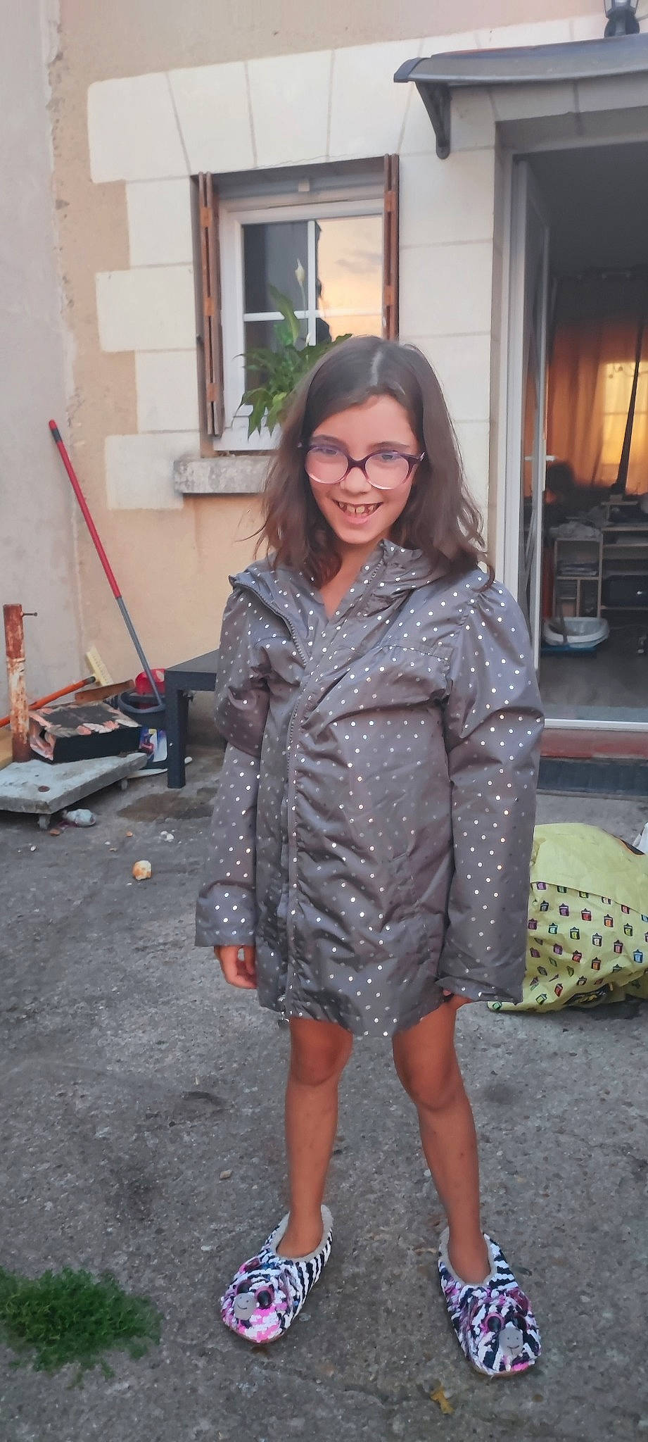 Emma a rejoint le concours — aidez-le/la à gagner de superbes lots ! bag, denim, dress, electric_blue, eyewear, fashion_design, flooring, glasses, human_leg, joint, joy, knee, long_hair, person, shoulder, sleeve, smile, standing, thigh, vision_care