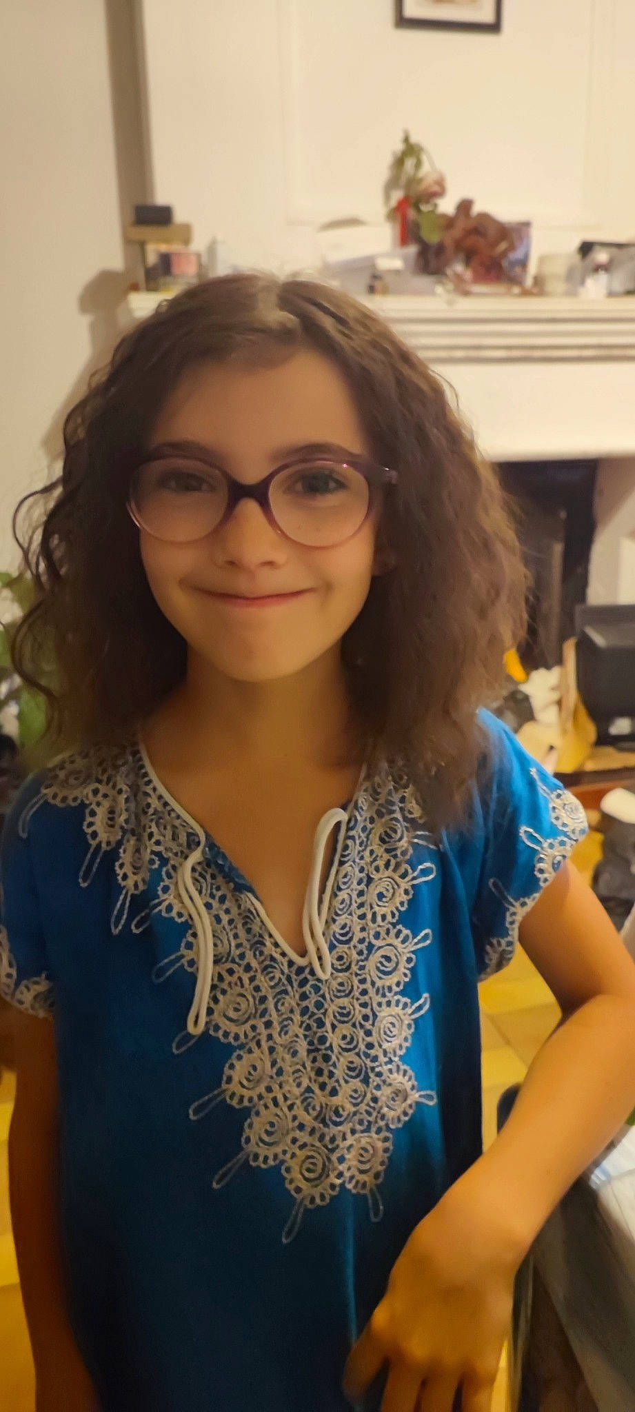 Emma participe au concours pour gagner de l'argent avec cette photo : black_hair, chin, cool, electric_blue, eyebrow, eyelash, eyewear, facial_expression, fashion, forehead, glasses, happy, iris, joy, lip, long_hair, person, skin, sleeve, smile