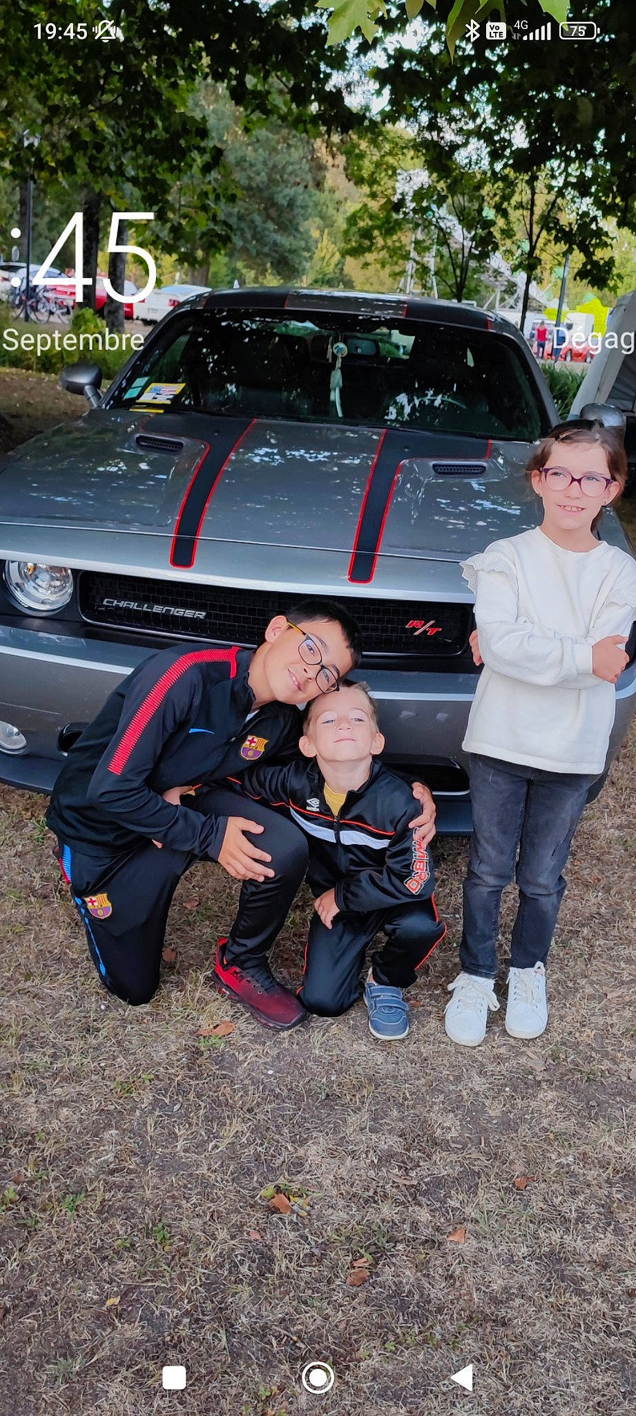 Emma participe au concours pour gagner de l'argent avec cette photo : auto_part, automotive_design, automotive_exterior, automotive_lighting, automotive_tire, automotive_wheel_system, bumper, car, family_car, hood, joy, land_vehicle, mid_size_car, motor_vehicle, person, personal_luxury_car, smile, tire, tree, vehicle