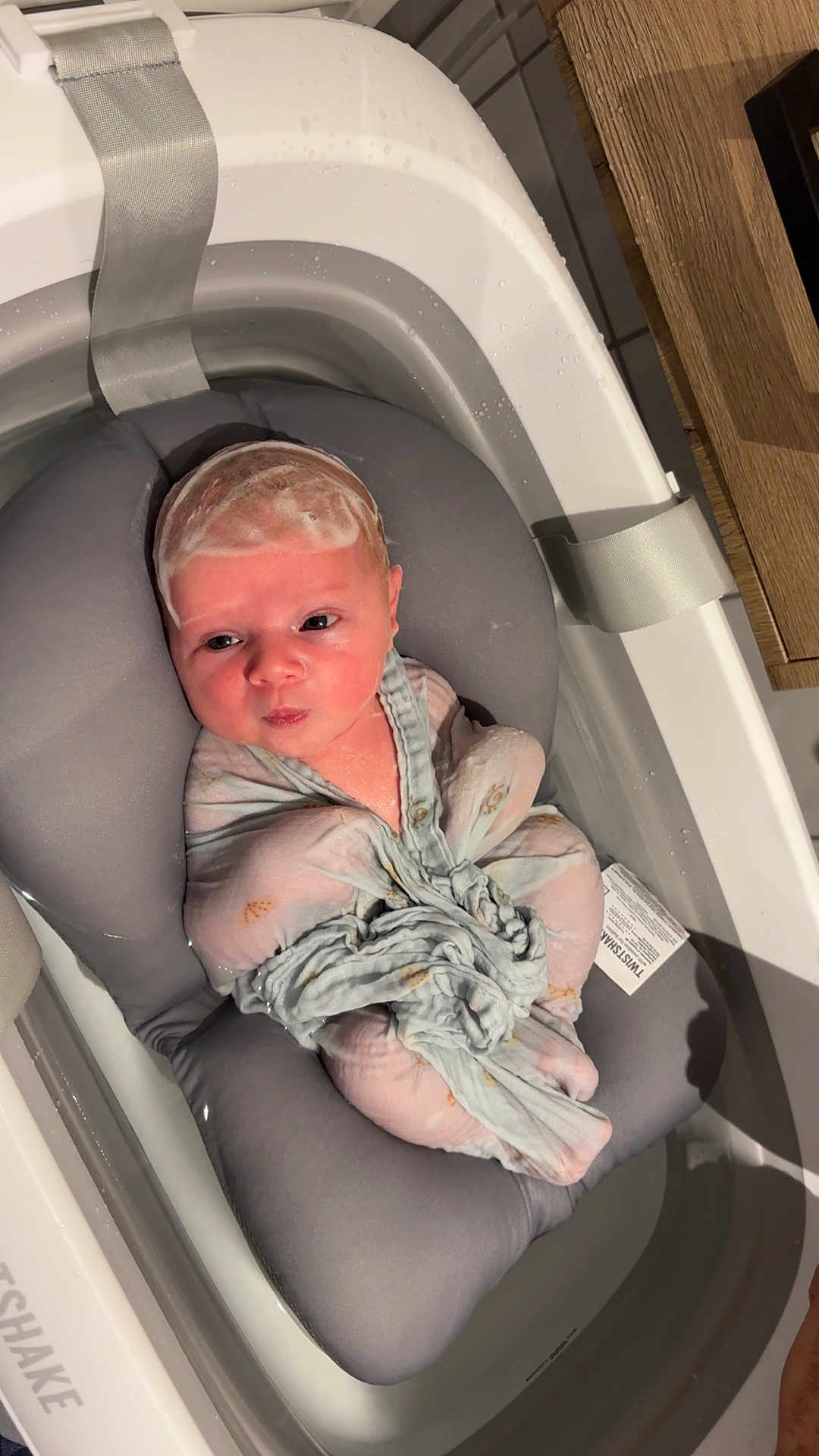 Noah a rejoint le concours — aidez-le/la à gagner de superbes lots ! baby, infant, bath, bathtub, foam, shampoo, cloth, cushion, water, newborn, skin, face, head, wrapped, cute, toddler, bathroom, soft, relaxed, child