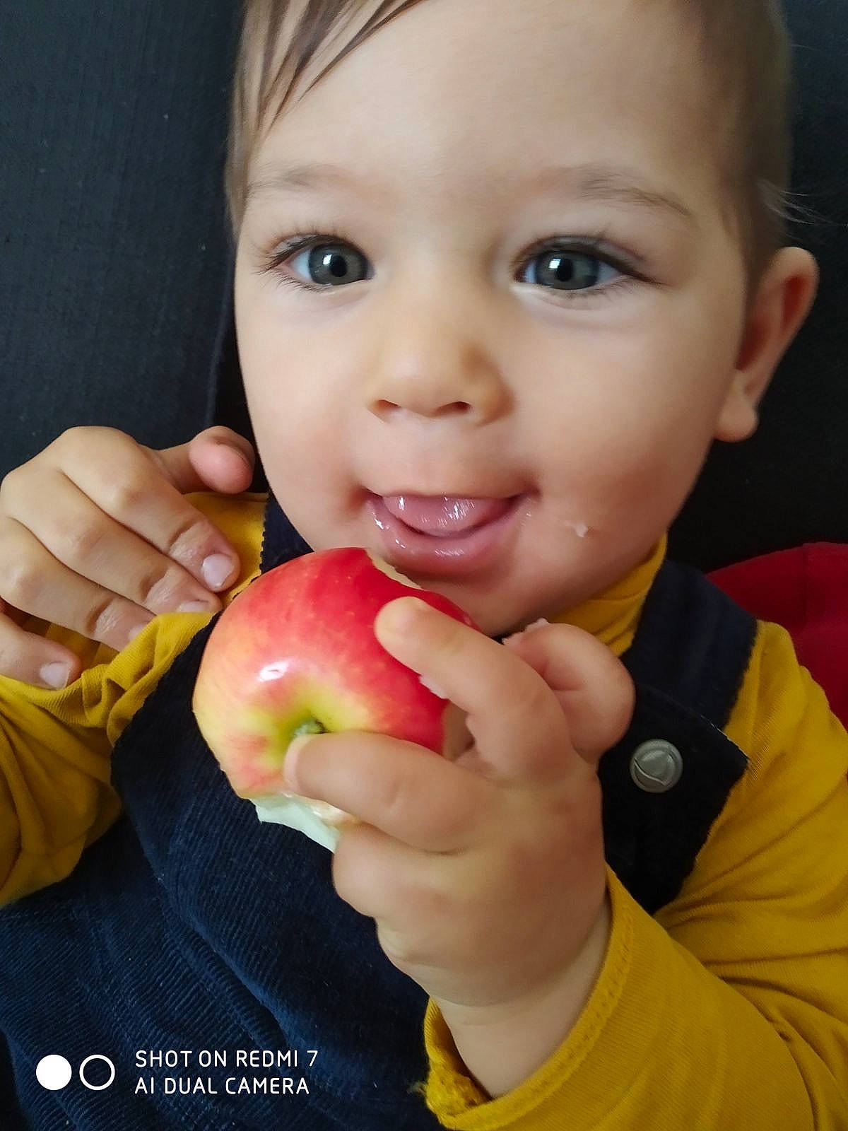 Daniel a rejoint le concours — aidez-le/la à gagner de superbes lots ! apple, arm, biting, finger, food, fruit, gesture, granny_smith, hand, happy, mouth, nail, natural_foods, neck, person, plant, produce, skin, smile, toddler