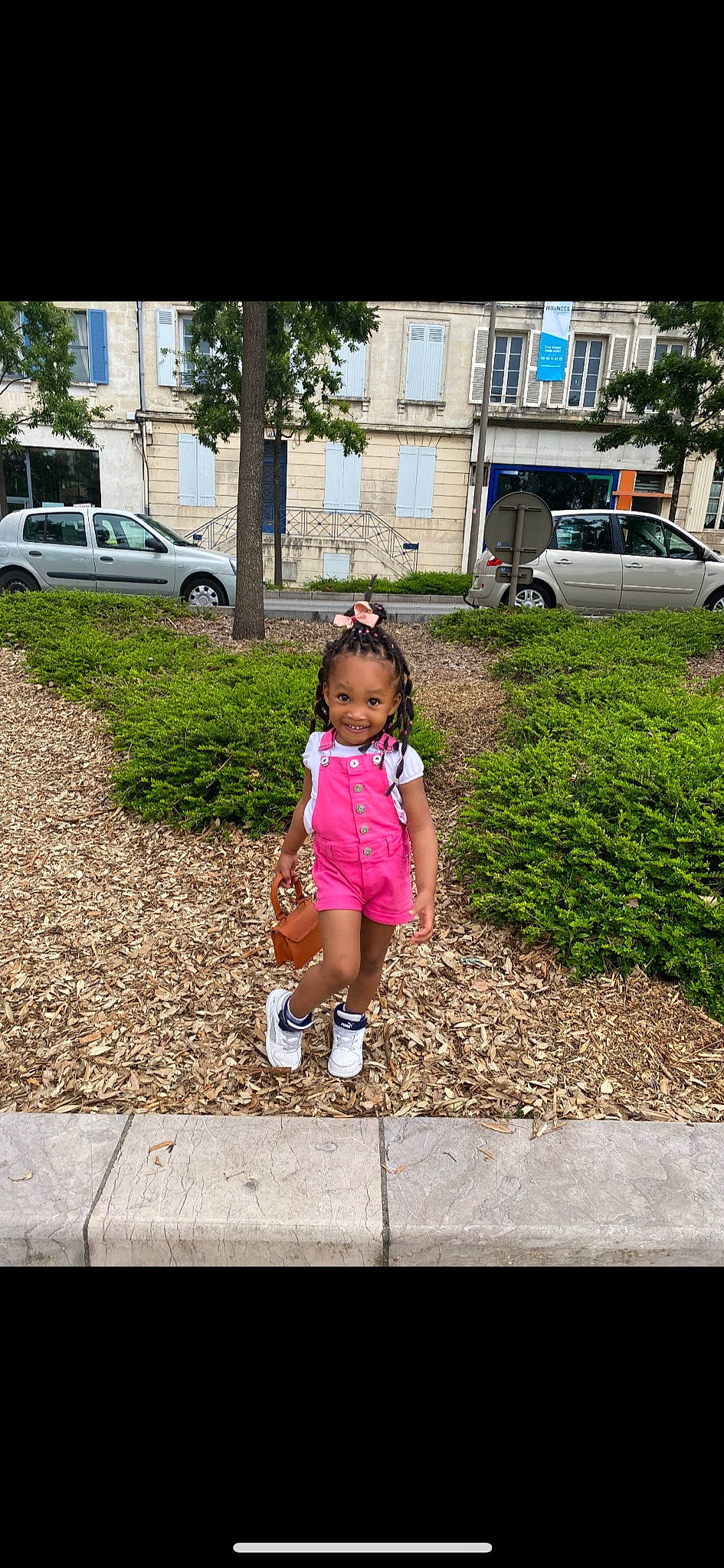 Maïssa participe au concours pour gagner de l'argent avec cette photo : asphalt, car, footwear, grass, happy, joy, leisure, magenta, person, plant, road_surface, shoe, shorts, sidewalk, street_fashion, tints_and_shades, tire, toddler, tree, vehicle