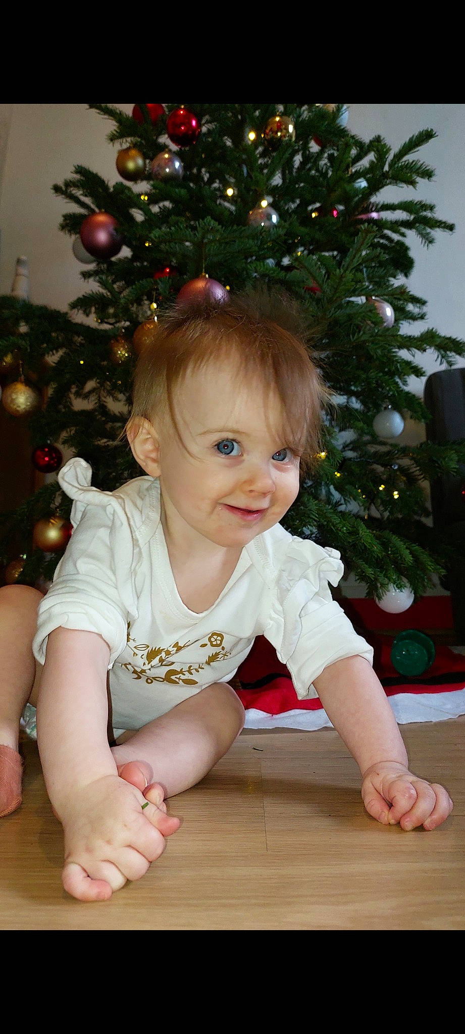 Léha a rejoint le concours — aidez-le/la à gagner de superbes lots ! baby_toddler_clothing, cheek, christmas_decoration, christmas_ornament, christmas_tree, facial_expression, green, hair, hairstyle, happy, head, holiday_ornament, joy, person, photograph, skin, sleeve, smile, standing, toddler