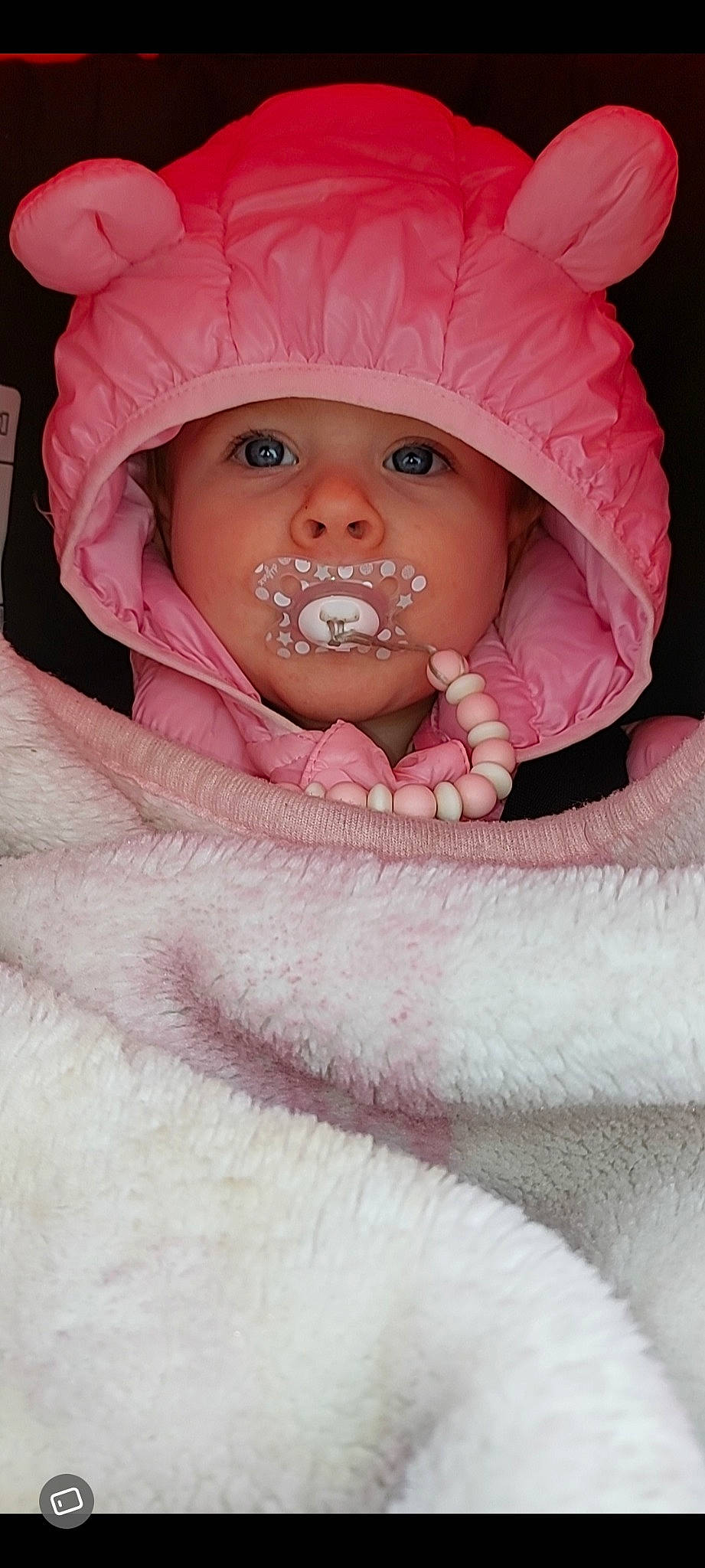 Léha a rejoint le concours — aidez-le/la à gagner de superbes lots ! baby, baby_products, baby_safety, baby_toddler_clothing, cap, cheek, comfort, eye, eyebrow, fashion_accessory, headwear, linens, lip, magenta, peach, person, pink, skin, sleeve, smile