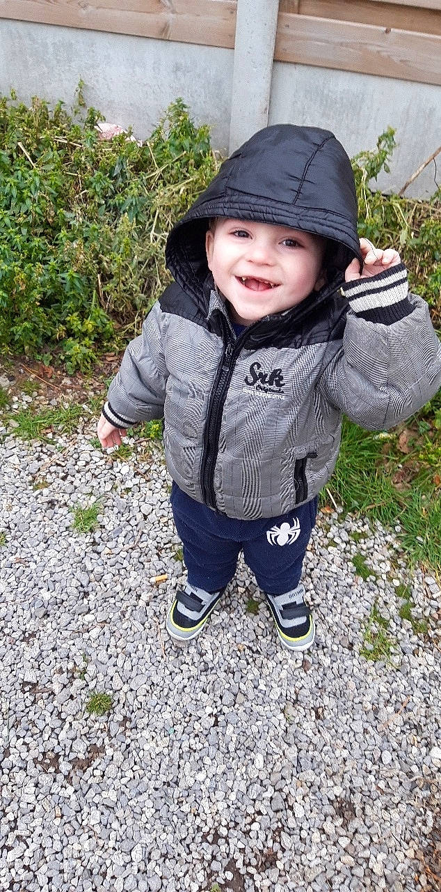 Lorenzo participe au concours pour gagner de l'argent avec cette photo : child, headwear, hoodie, jacket, joy, outerwear, person, smile, toddler