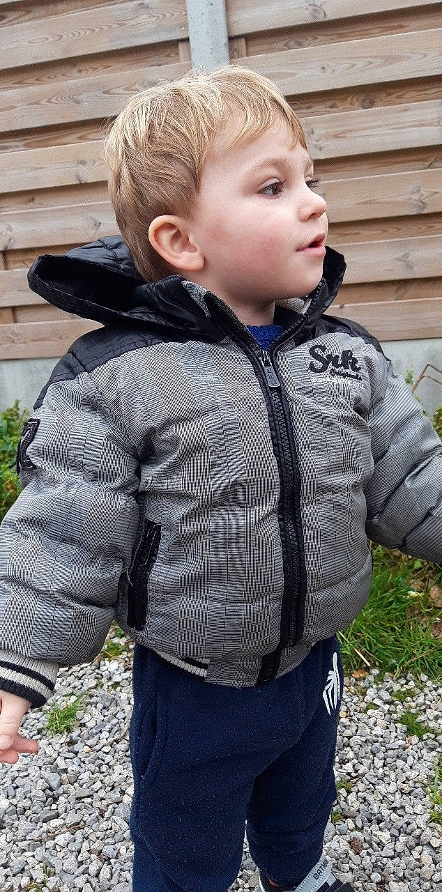Lorenzo participe au concours pour gagner de l'argent avec cette photo : child, clothing, fur, hood, hoodie, jacket, leather_jacket, outerwear, person, sleeve, textile, toddler, top