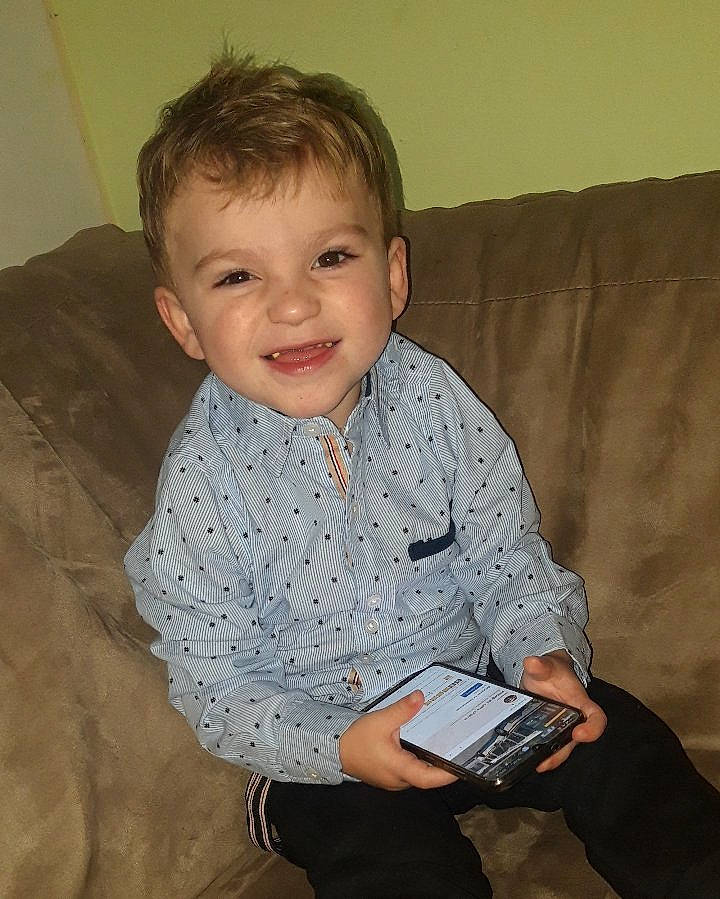 Lorenzo a rejoint le concours — aidez-le/la à gagner de superbes lots ! child, electronic_device, eye, joy, person, sitting, skin, sleeve, smile, standing, technology, toddler