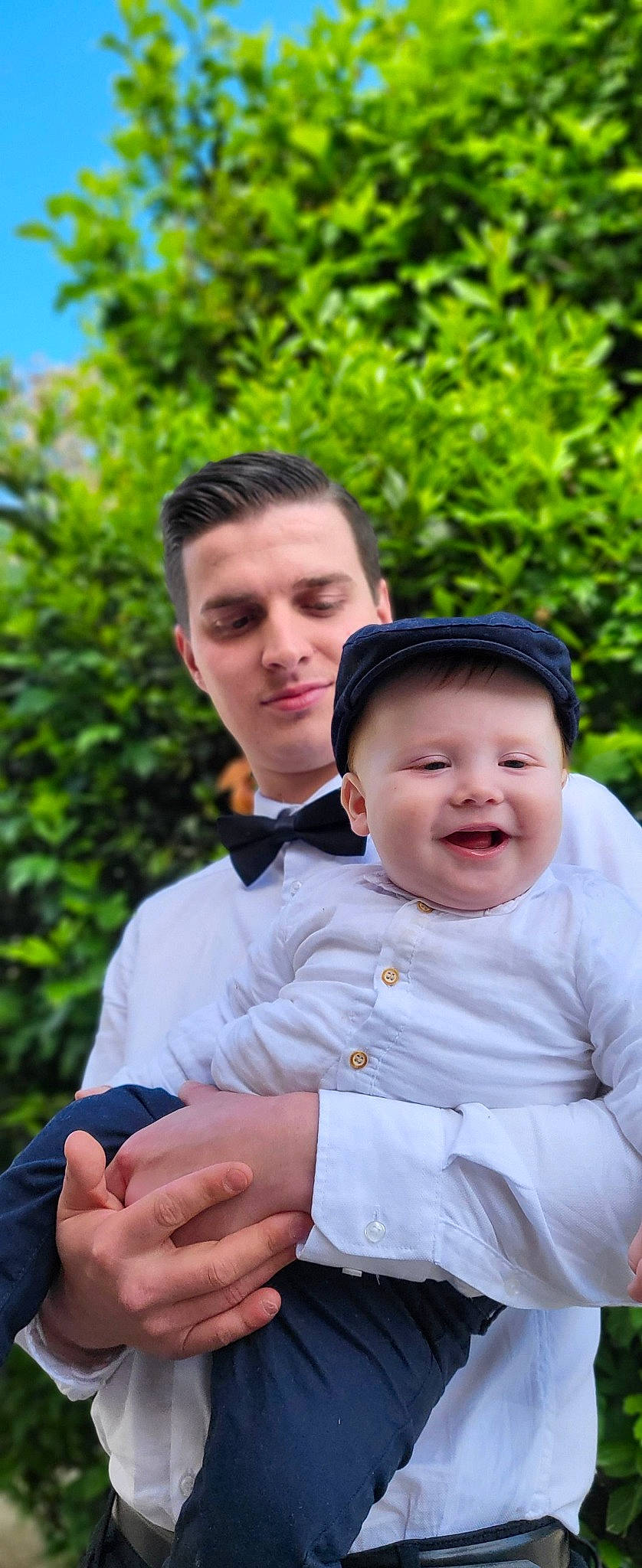 Millan participe au concours pour gagner de l'argent avec cette photo : baby, cap, child, event, finger, flash_photography, formal_wear, fun, gesture, grass, happy, hat, headwear, jewellery, leisure, people_in_nature, person, recreation, sitting, smile