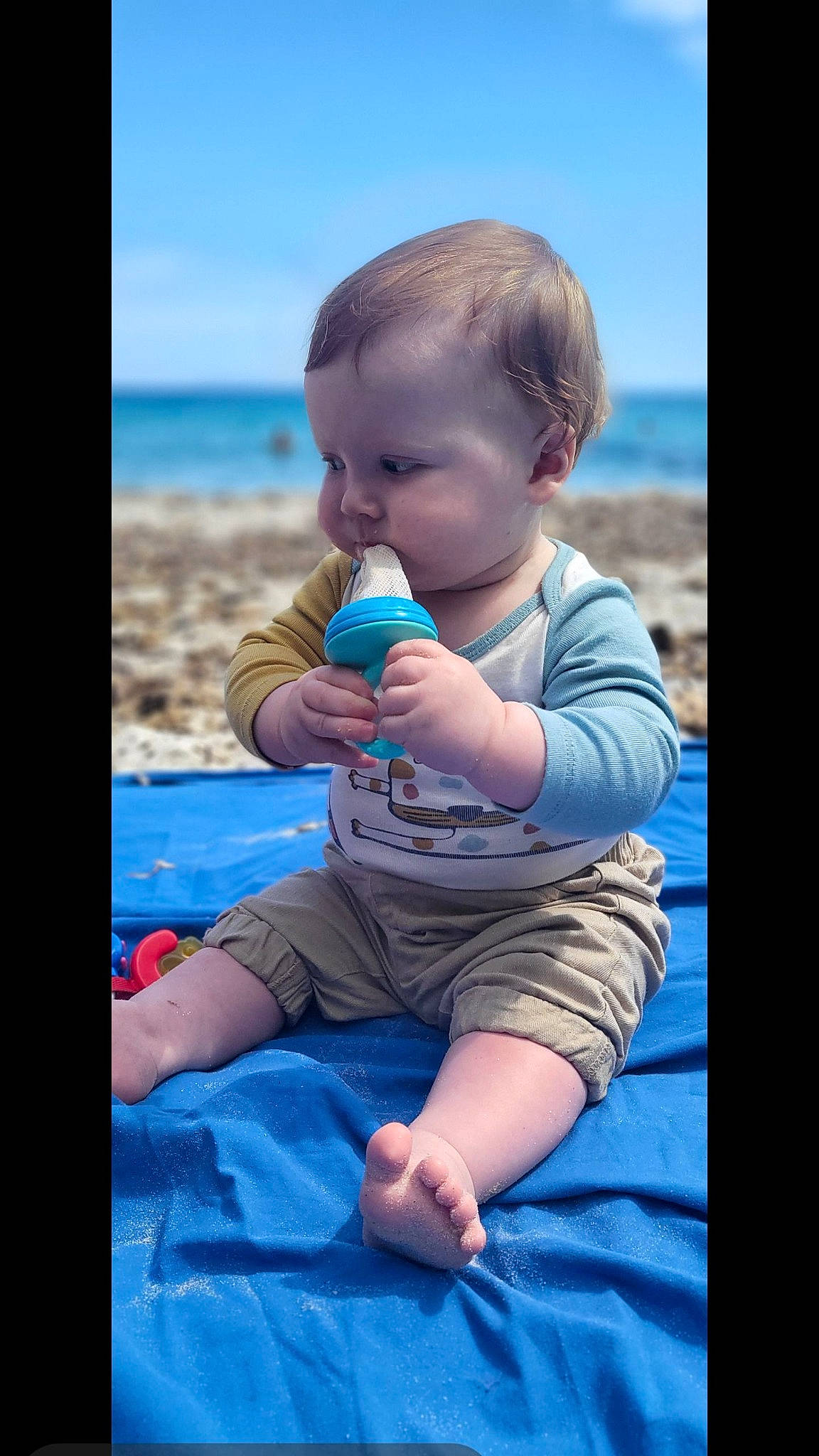 Millan a rejoint le concours — aidez-le/la à gagner de superbes lots ! aqua, azure, baby, baby_toddler_clothing, barefoot, blue, child, electric_blue, flash_photography, fun, gesture, happy, horizon, human, leisure, people_in_nature, person, sky, toddler, travel