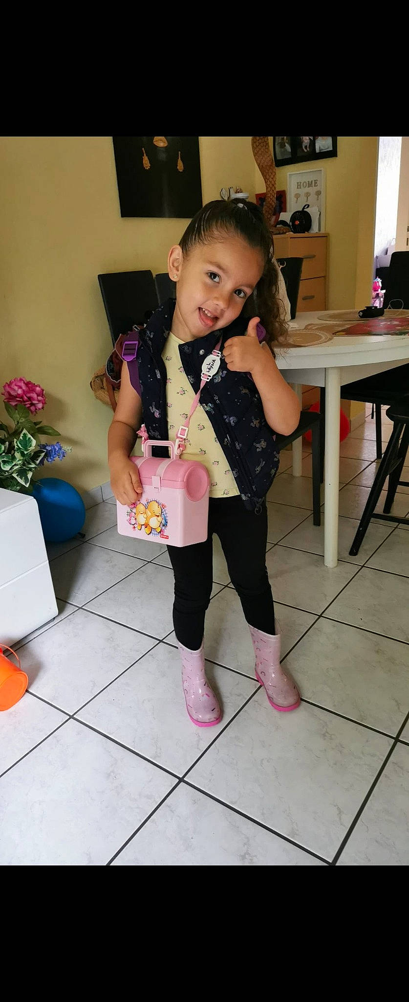 Layna a rejoint le concours — aidez-le/la à gagner de superbes lots ! baby, baby_toddler_clothing, bag, child, event, fashion_accessory, flooring, flowerpot, fun, happy, houseplant, joy, knee, pattern, person, plant, room, sleeve, smile, sock