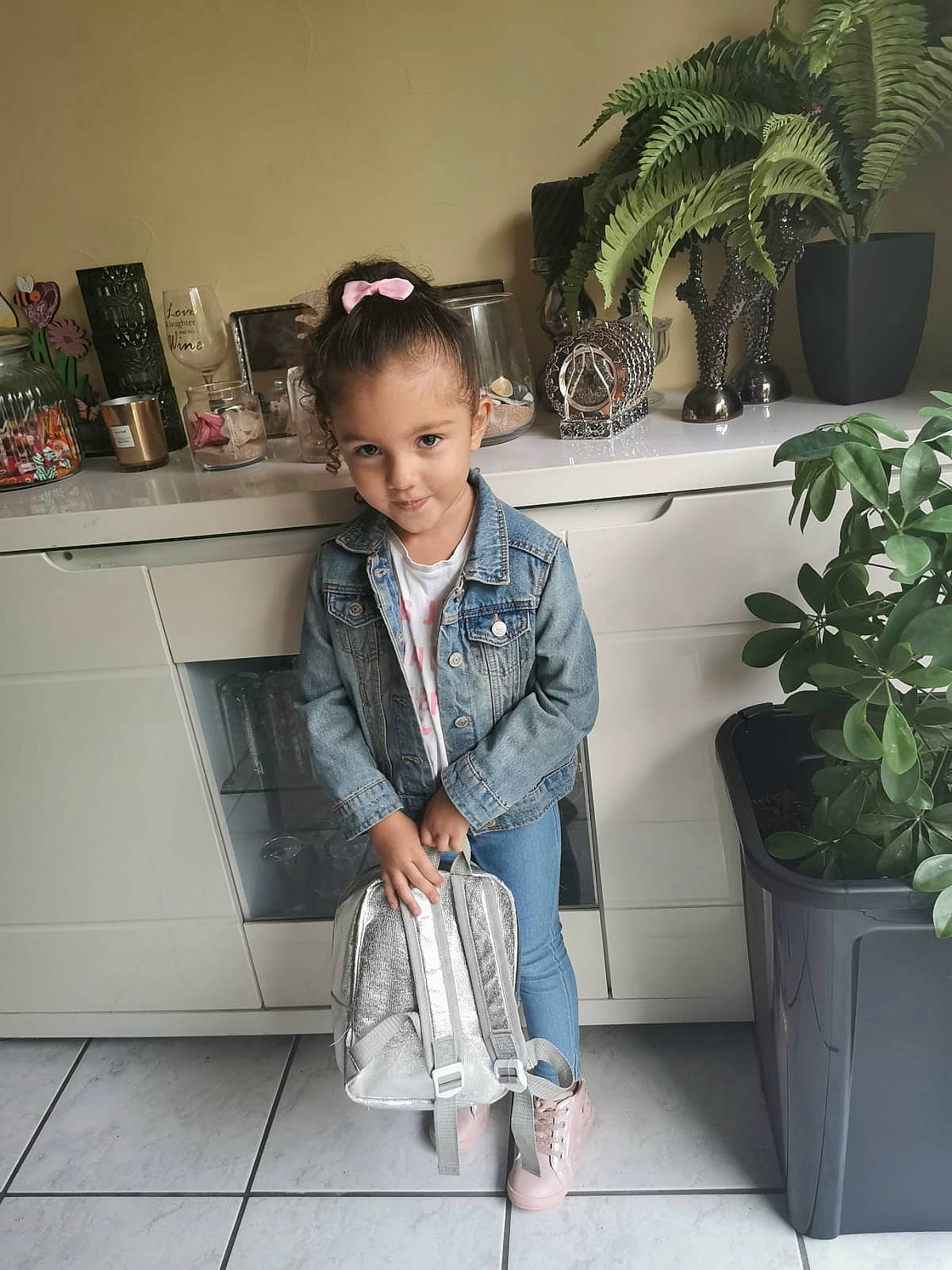 Layna participe au concours pour gagner de l'argent avec cette photo : bag, blazer, collar, denim, electric_blue, eyewear, fashion_accessory, fashion_design, flooring, flowerpot, formal_wear, houseplant, joint, joy, luggage_and_bags, pattern, person, photograph, plant, sleeve