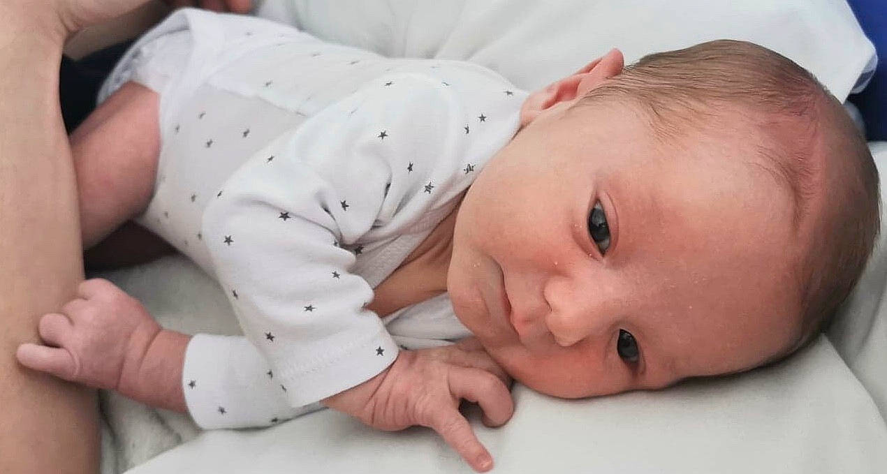 Isaac a rejoint le concours — aidez-le/la à gagner de superbes lots ! baby, bedtime, cheek, child, face, finger, hand, lip, mouth, nose, person, portrait_photography, skin, toddler