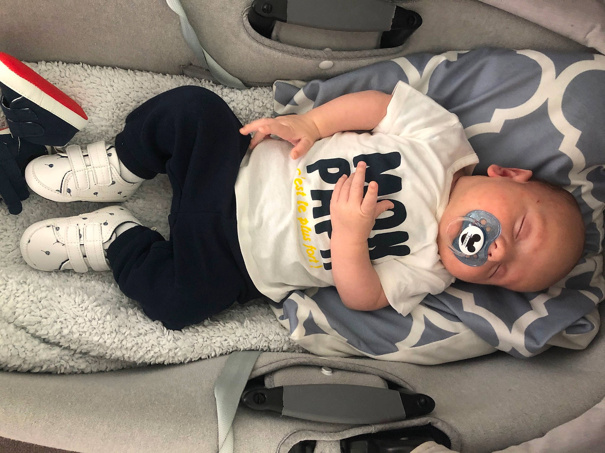 Isaac a rejoint le concours — aidez-le/la à gagner de superbes lots ! baby, baby_in_car_seat, baby_products, baby_sleeping, car_seat, child, comfort, nap, person, product, sleep, toddler