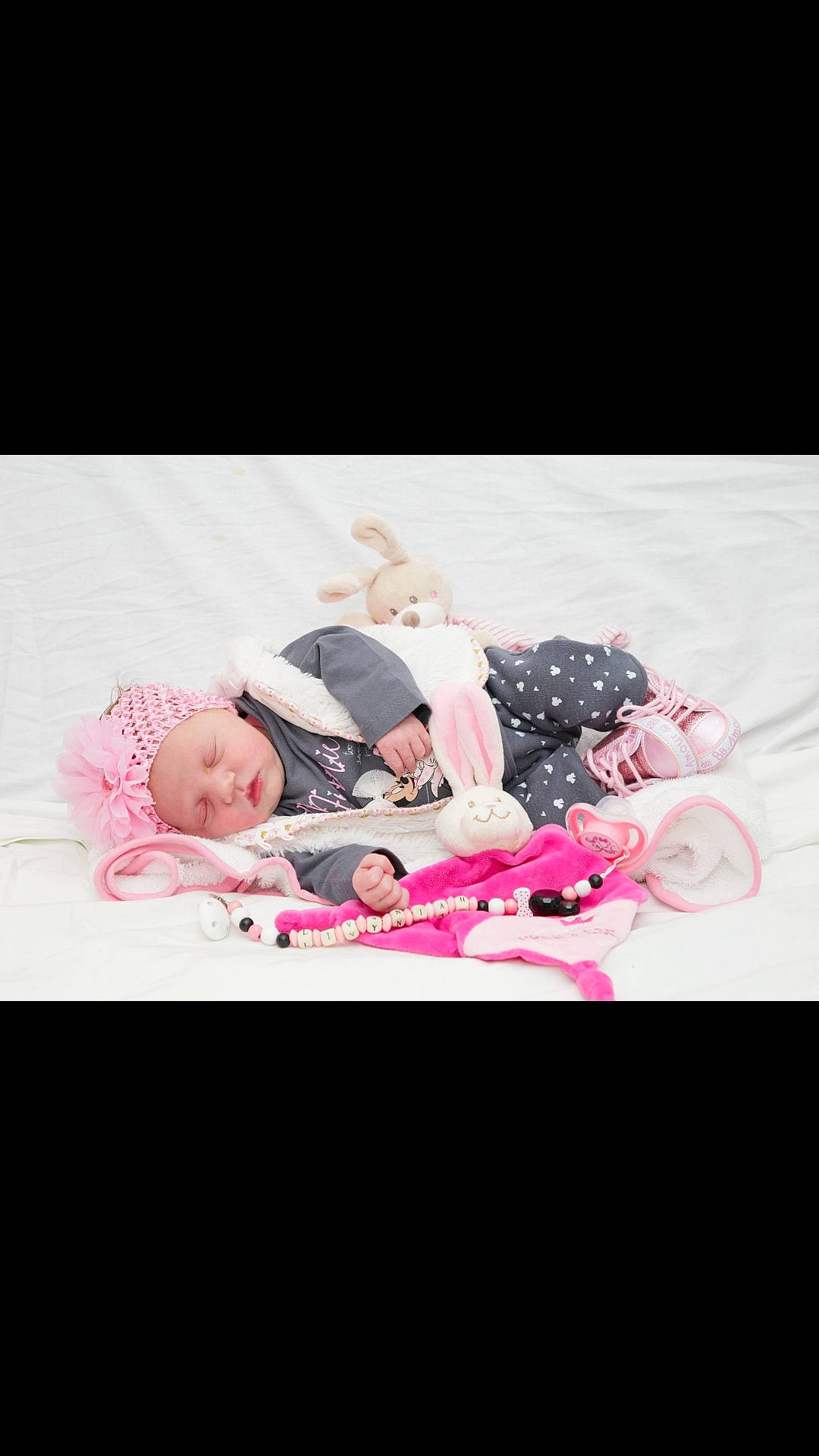 Livyniah participe au concours pour gagner de l'argent avec cette photo : girl, hair_accessory, person, petal, photograph, photography, pink, product