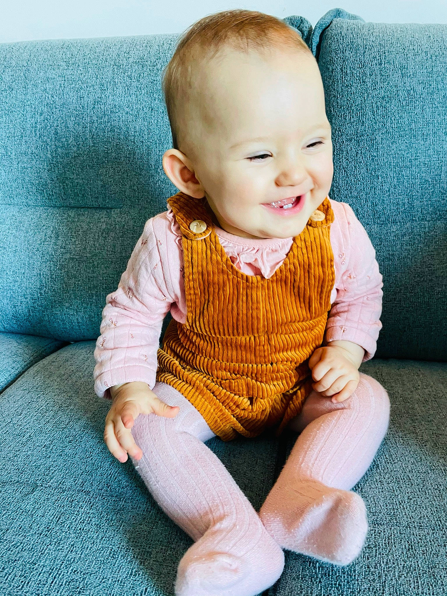 Romy a rejoint le concours — aidez-le/la à gagner de superbes lots ! baby, baby_toddler_clothing, blue, cheek, child, comfort, dress, eye, face, finger, flooring, happy, head, iris, joy, neck, person, skin, sleeve, smile