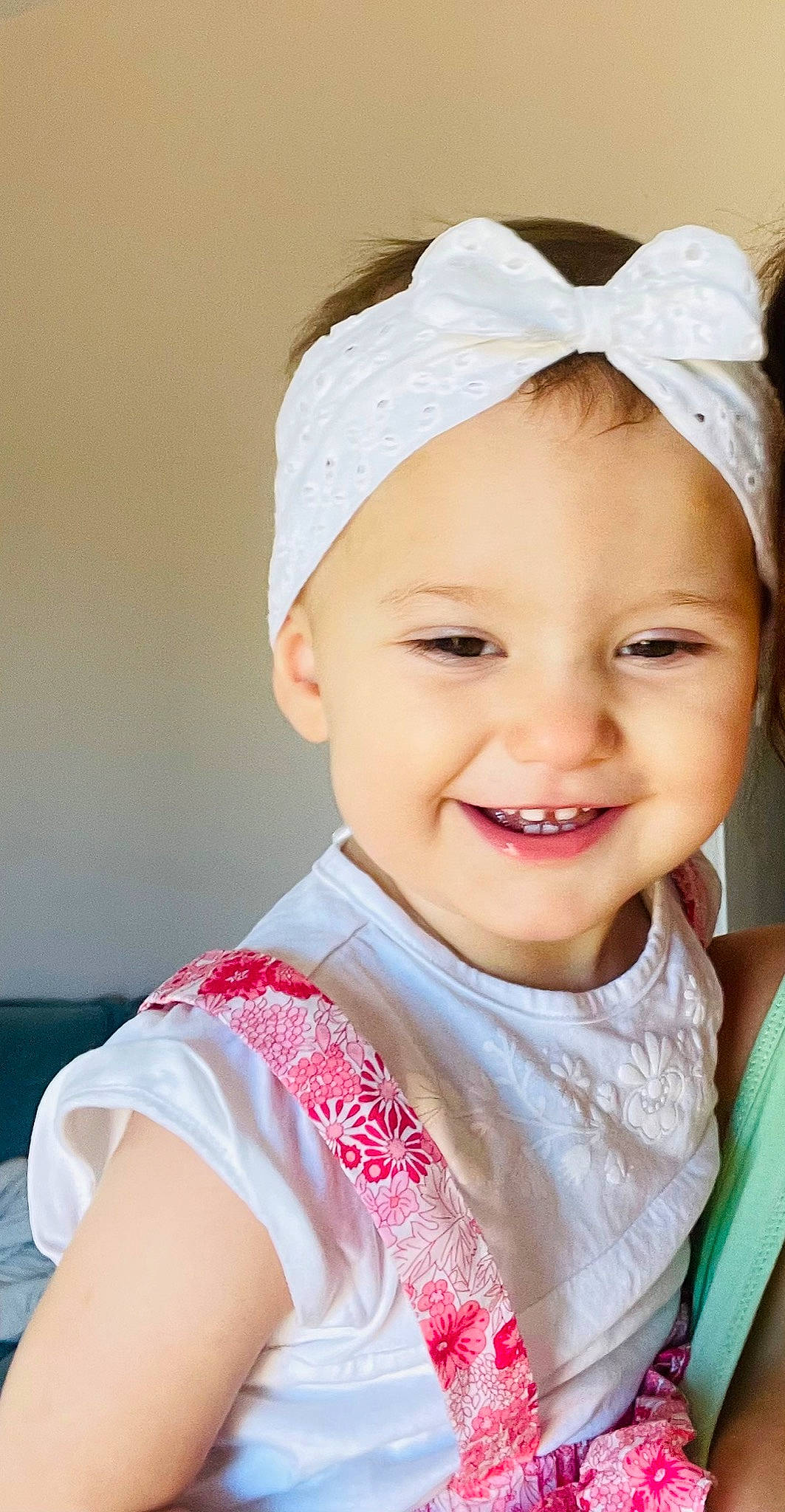 Romy a rejoint le concours — aidez-le/la à gagner de superbes lots ! baby_toddler_clothing, cap, cheek, chin, clothing, eye, eyebrow, face, facial_expression, flash_photography, happy, headgear, headwear, human_body, iris, joy, lip, neck, person, skin